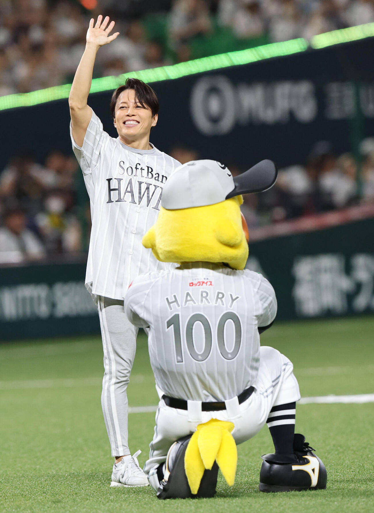 セレモニアルピッチで見事な投球を見せた西川貴教は笑顔（撮影・梅根麻紀）