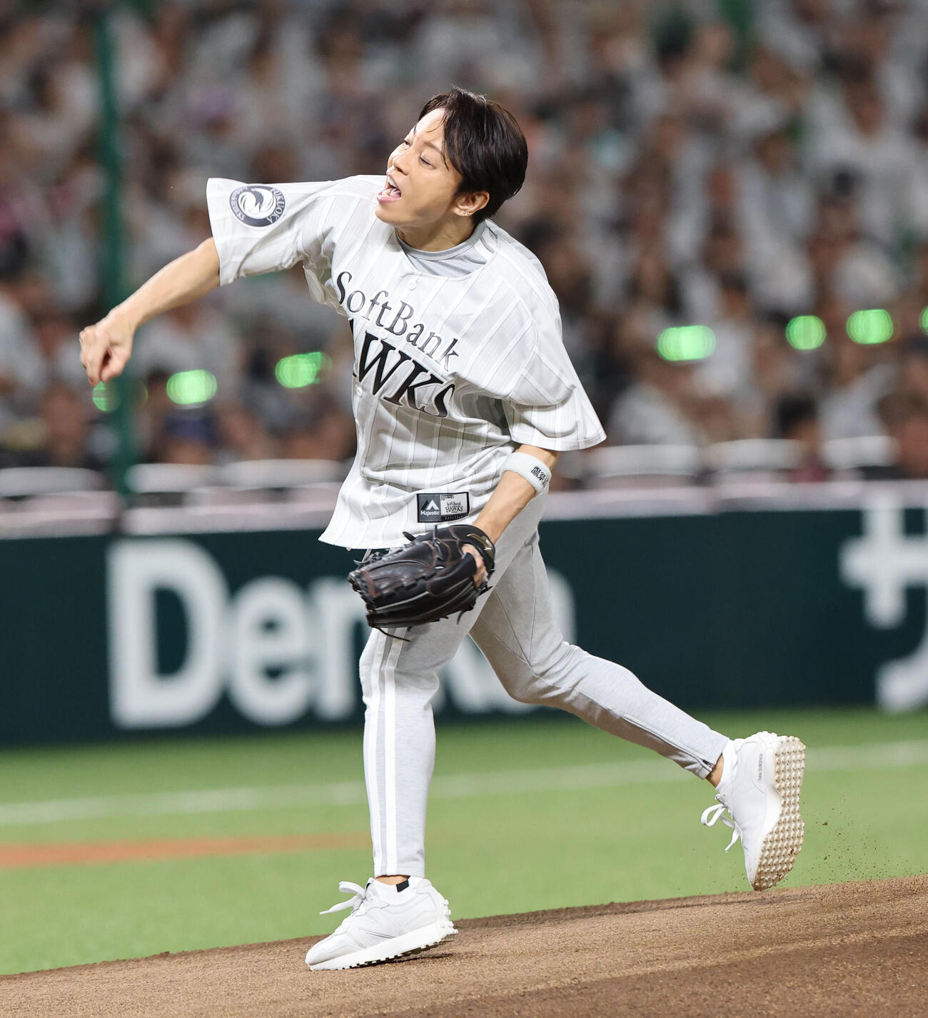 セレモニアルピッチで見事な投球を見せた西川貴教（撮影・梅根麻紀）