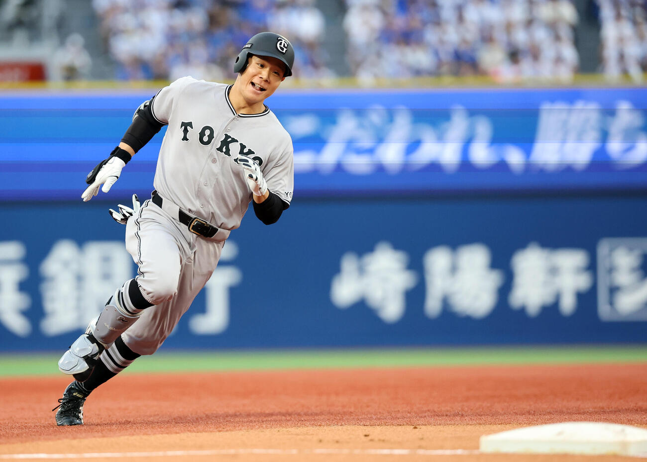 DeNA対巨人　1回表巨人2死満塁、佐々木俊輔は満塁本塁打をを放ち、笑顔で三塁を回る（撮影・浅見桂子）