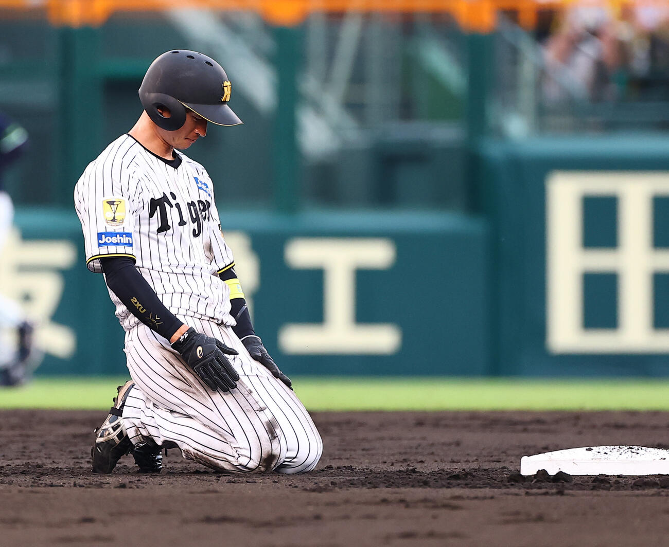 阪神対ヤクルト　1回裏阪神2死二塁、近本光司はけん制球で憤死する（撮影・上田博志）