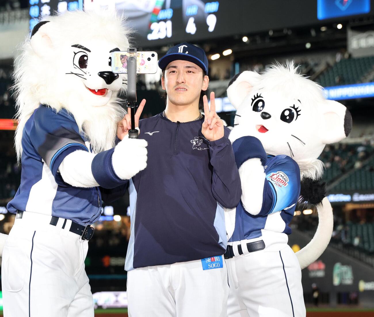 日本ハム対西武　球団マスコットと「自撮り」する隅田知一郎（撮影・黒川智章）