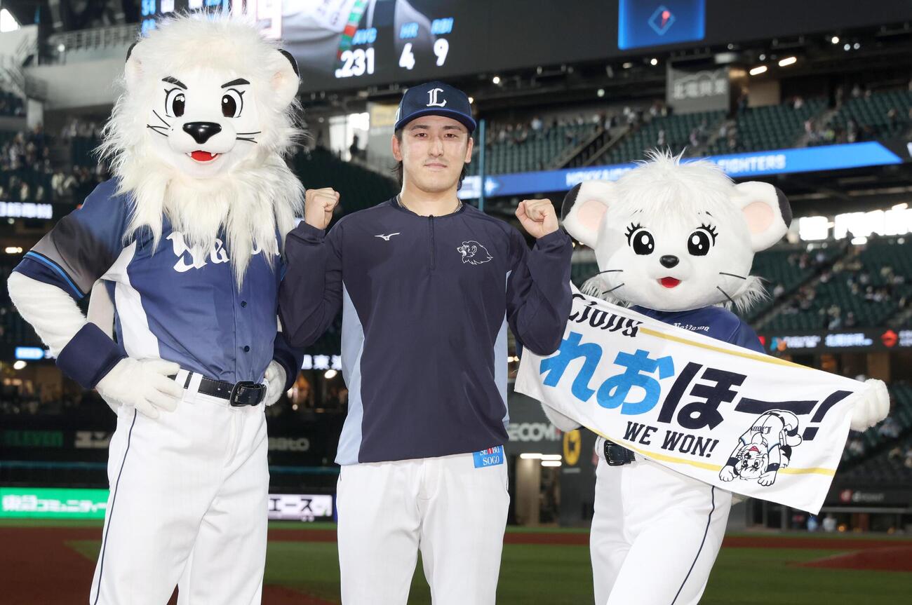 日本ハム対西武　試合後、笑顔でガッツポーズする西武隅田知一郎（撮影・黒川智章）