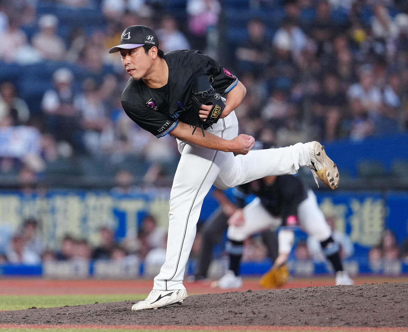 ロッテ対オリックス　6回表途中から2番手で登板したロッテ八木彬（撮影・鈴木みどり）
