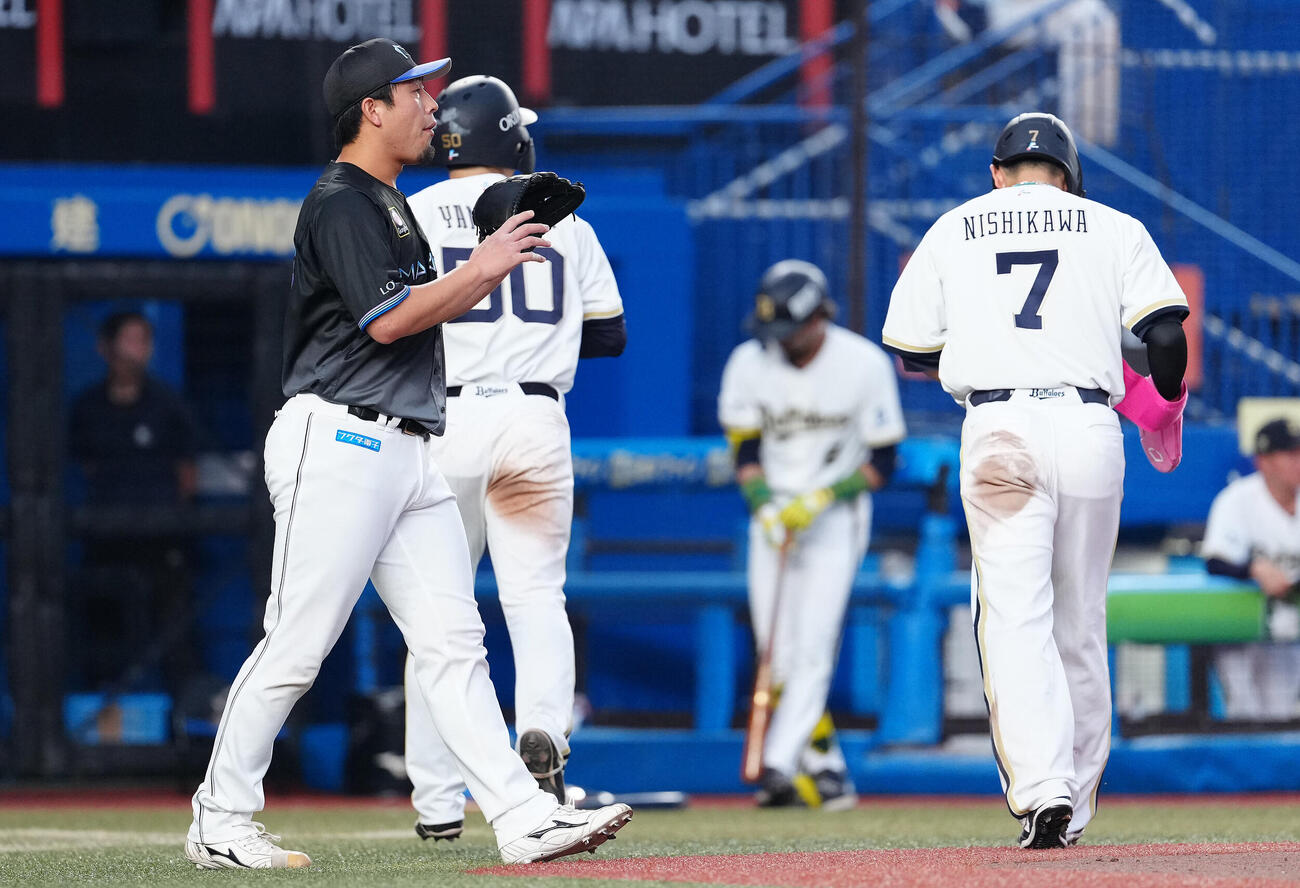 ロッテ対オリックス　6回表オリックス無死一、三塁、太田椋に2点適時二塁打を浴び、浮かない表情の八木彬（撮影・鈴木みどり）
