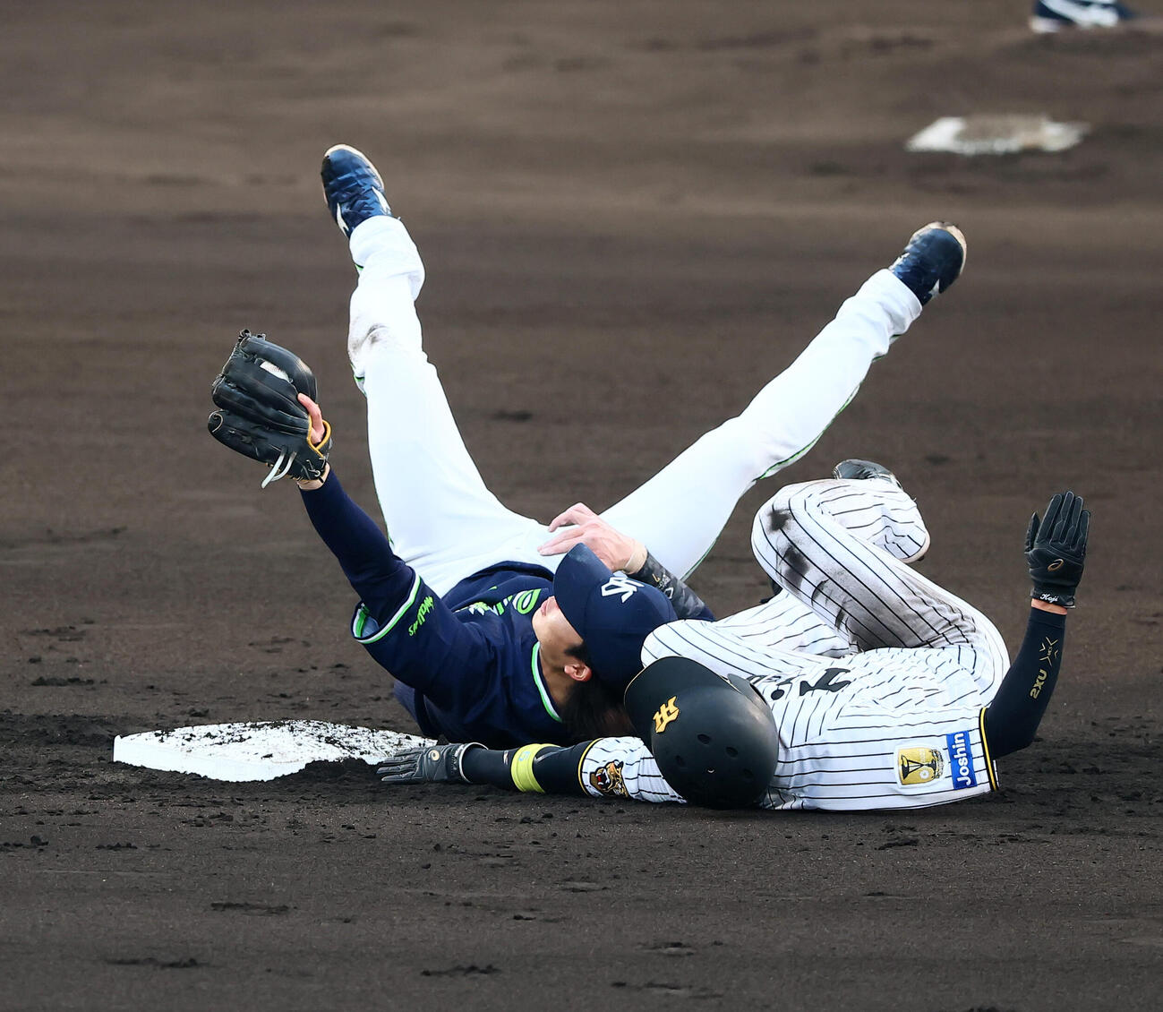 阪神対ヤクルト　1回裏阪神2死二塁、二走近本光司は打者佐藤輝明の時、けん制死となる。野手長岡秀樹（撮影・加藤哉）