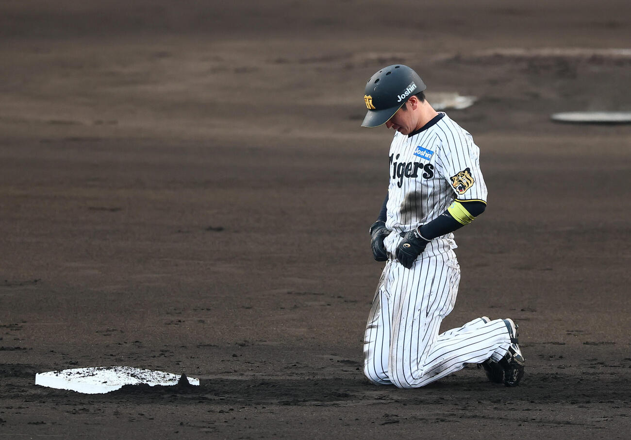 阪神対ヤクルト　1回裏阪神2死二塁、二走近本光司は打者佐藤輝明の時、けん制死となる（撮影・加藤哉）