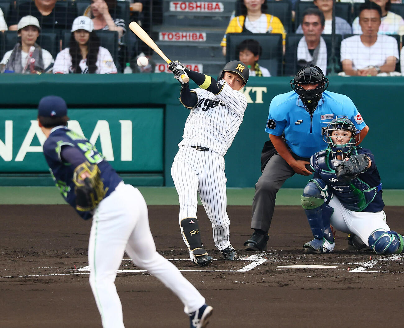 阪神対ヤクルト　1回裏阪神無死、近本光司は中前打を放つ。投手吉村貢司郎（撮影・加藤哉）