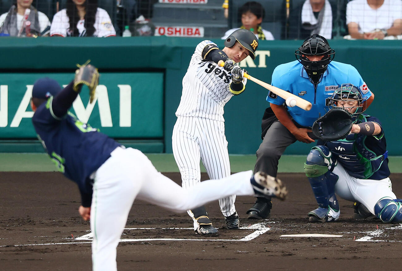 阪神対ヤクルト　1回裏阪神無死、近本光司は中前打を放つ。投手吉村貢司郎（撮影・加藤哉）