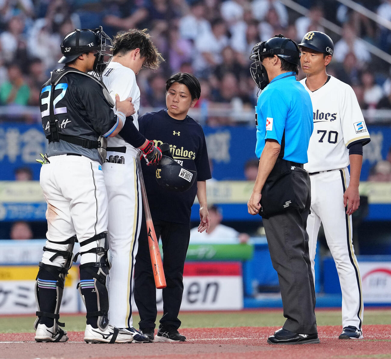 ロッテ対オリックス　6回表オリックス無死三塁、死球を受けた紅林弘太郎（左から2人目）（撮影・鈴木みどり）