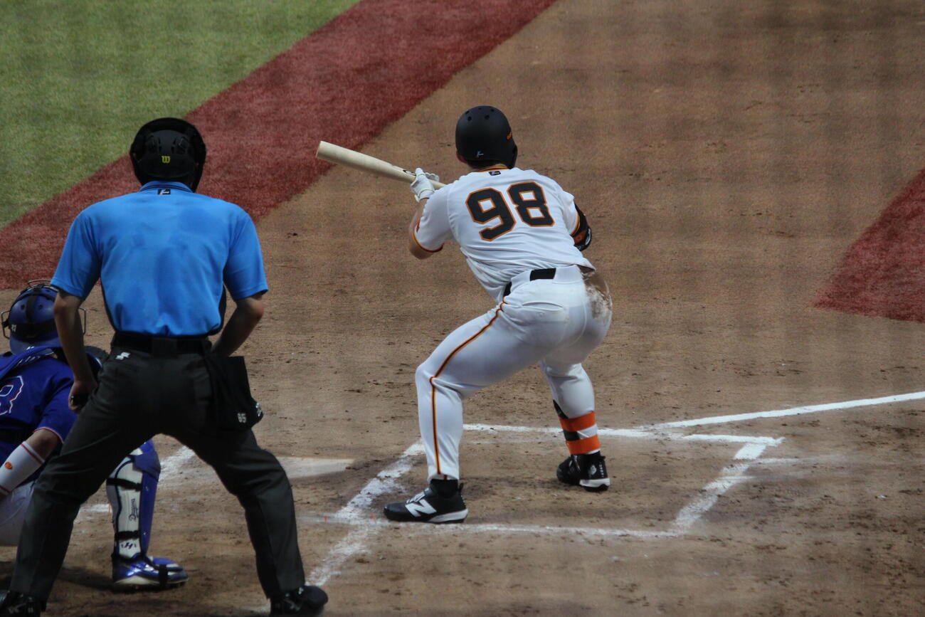 ファーム・リーグ中日戦で先発の小笠原慎之介が第1打席でバントの構え
