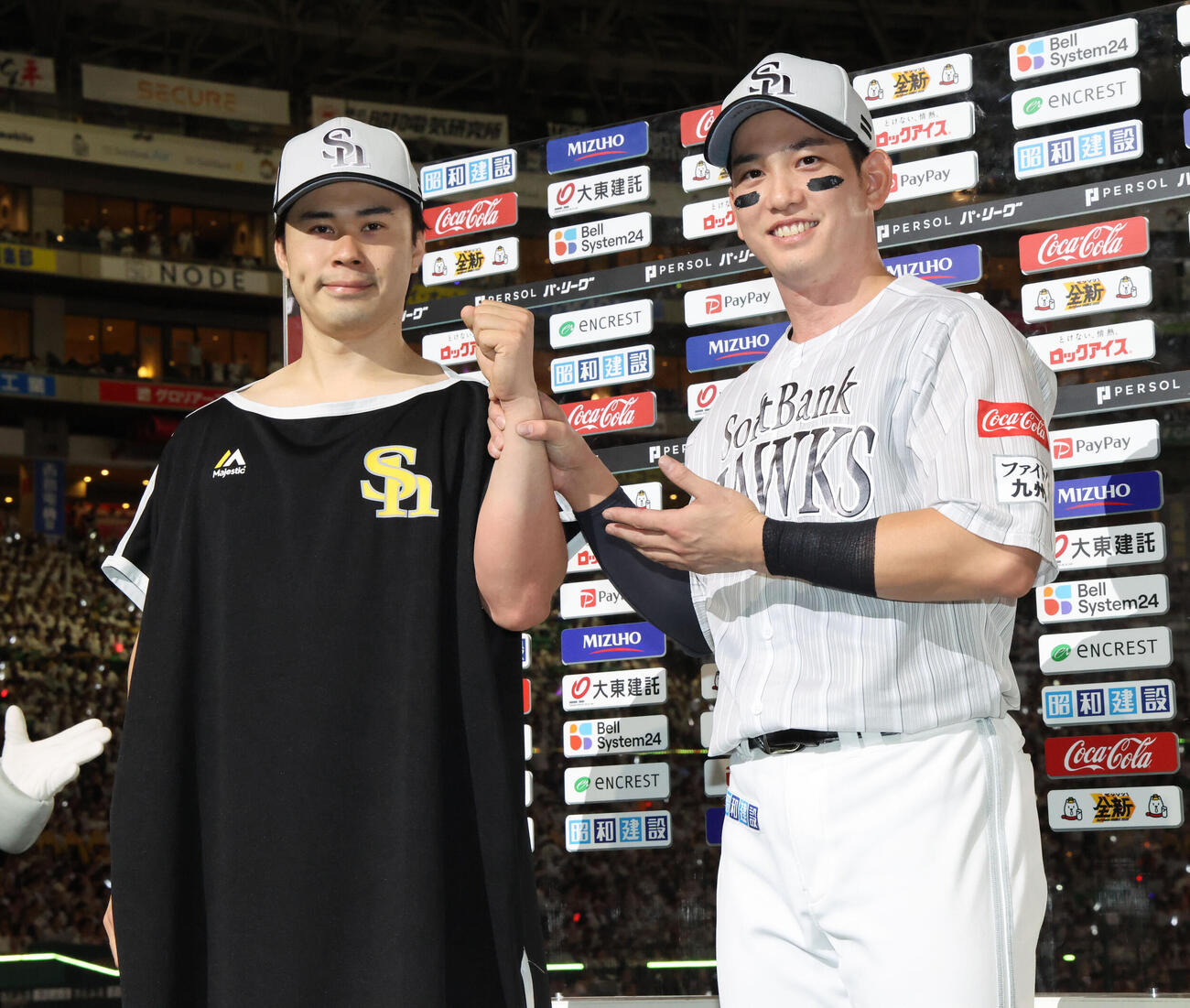 ソフトバンク対楽天　お立ち台で笑顔を見せるソフトバンク松本晴（左）と栗原陵矢（撮影・梅根麻紀）