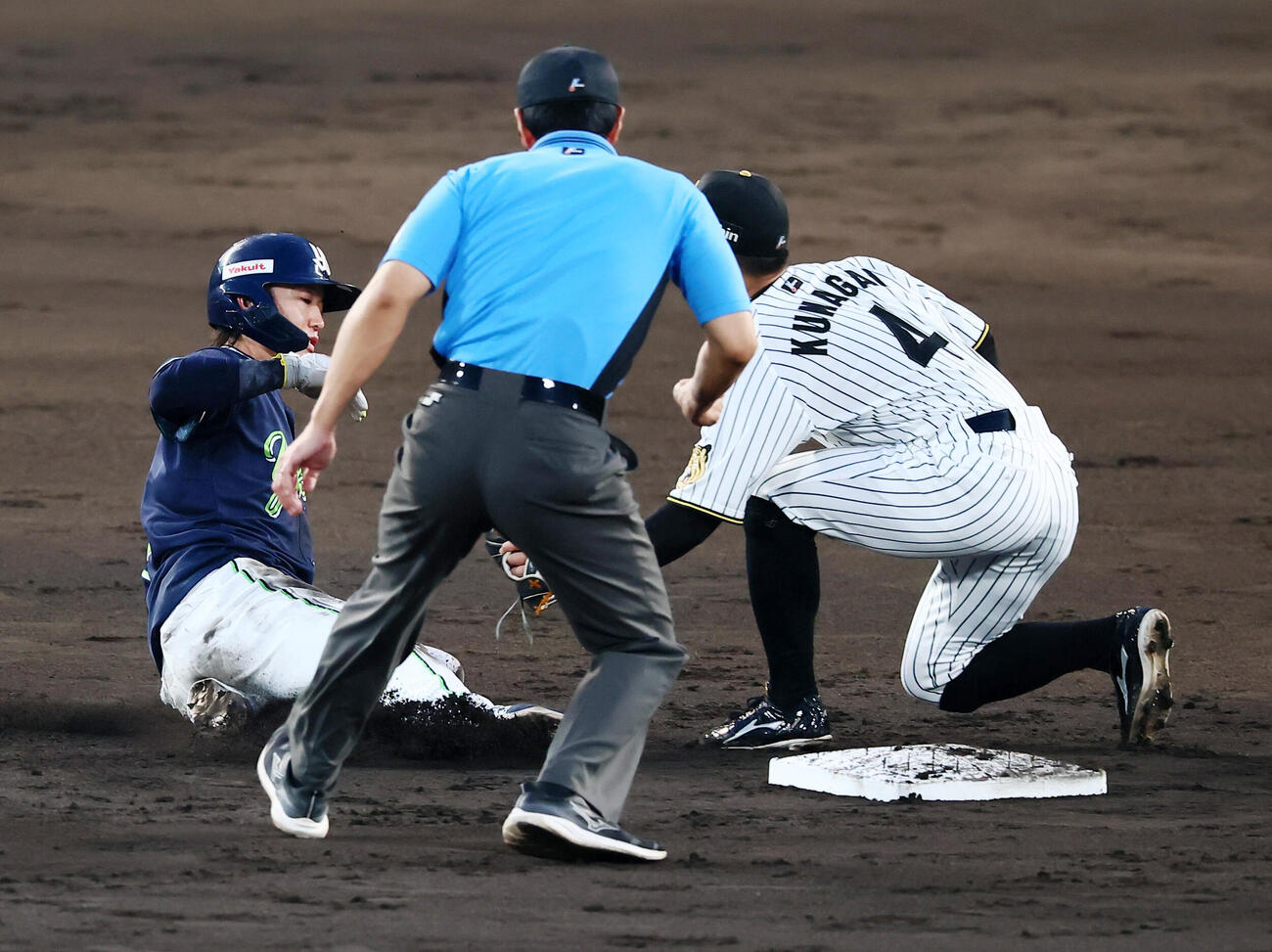 阪神対ヤクルト　4回表ヤクルト無死一塁、一走長岡秀樹は打者吉村貢司郎のとき二塁盗塁失敗。野手熊谷敬宥（撮影・加藤哉）