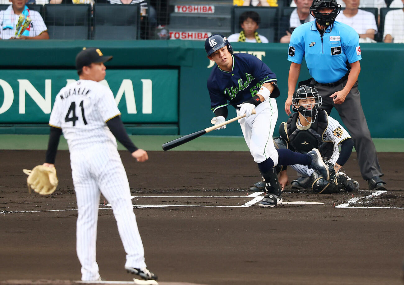阪神対ヤクルト　1回表ヤクルト1死一塁、..増田珠は左前打を放つ。投手村上頌樹（撮影・加藤哉）