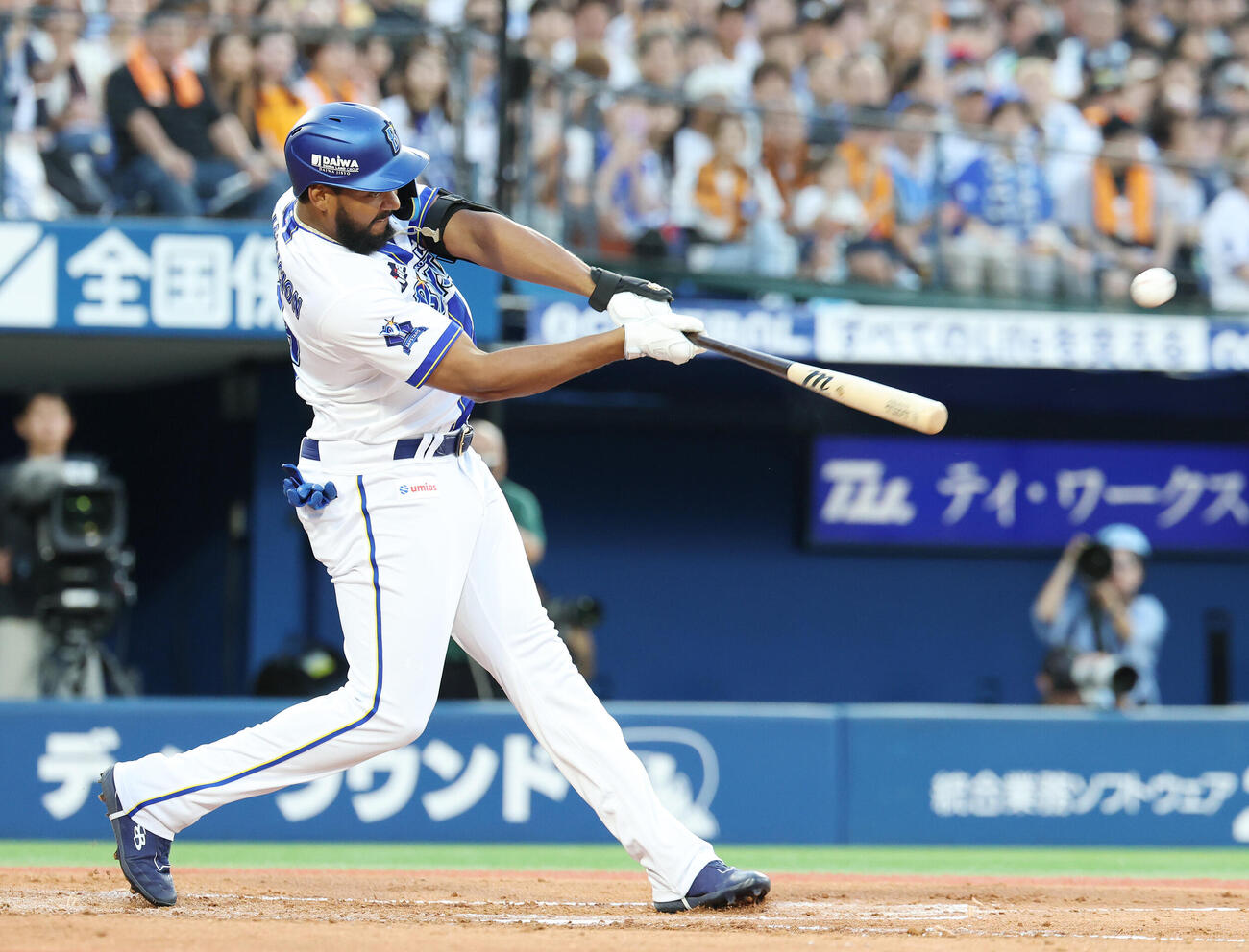 11日　DeNA対巨人　1回裏DeNA1死一、二塁、左越えに3点本塁打を放つヘラル・エンカーナシオン