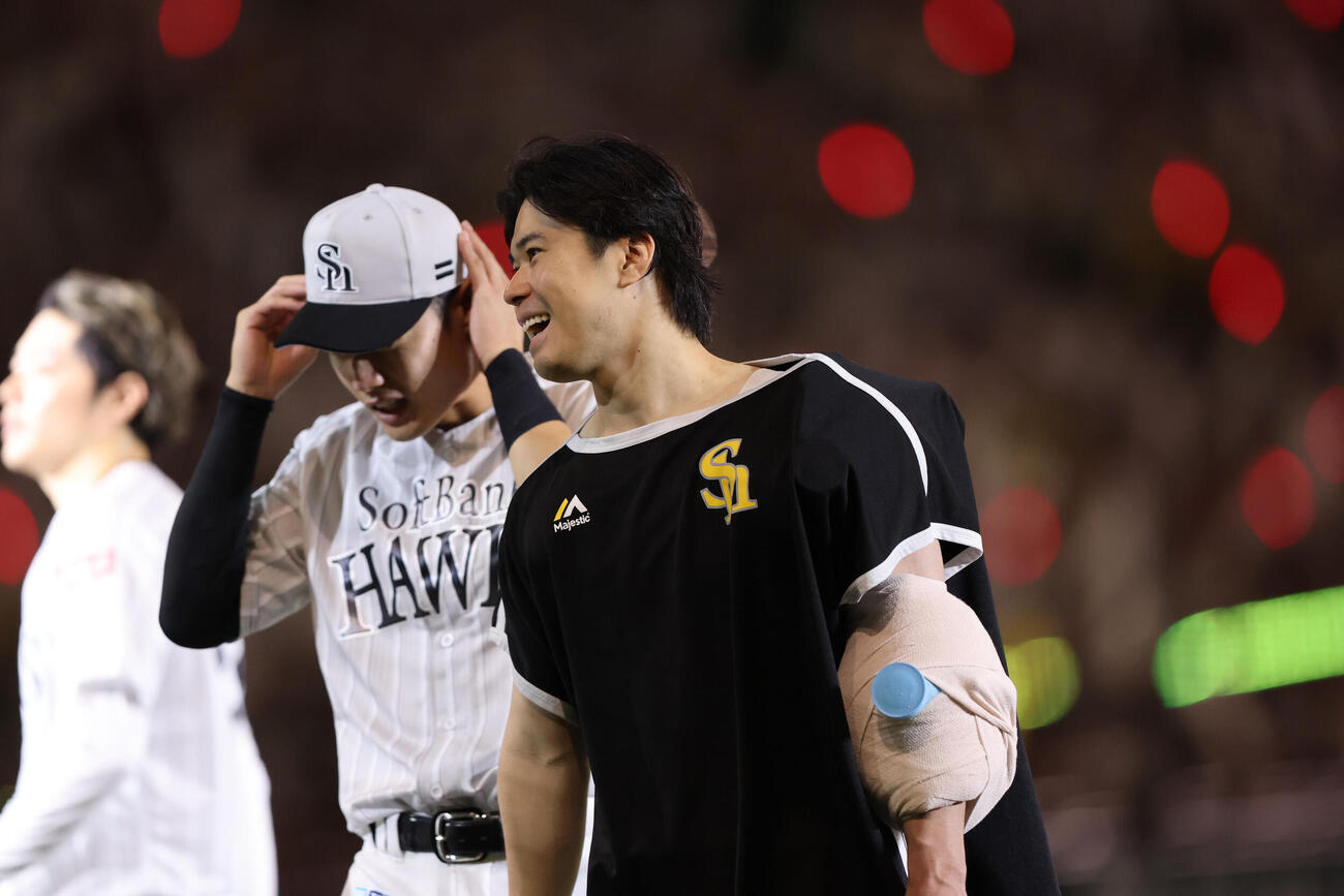 ソフトバンク対楽天　勝利投手となったソフトバンク松本晴は笑顔を見せる（撮影・梅根麻紀）