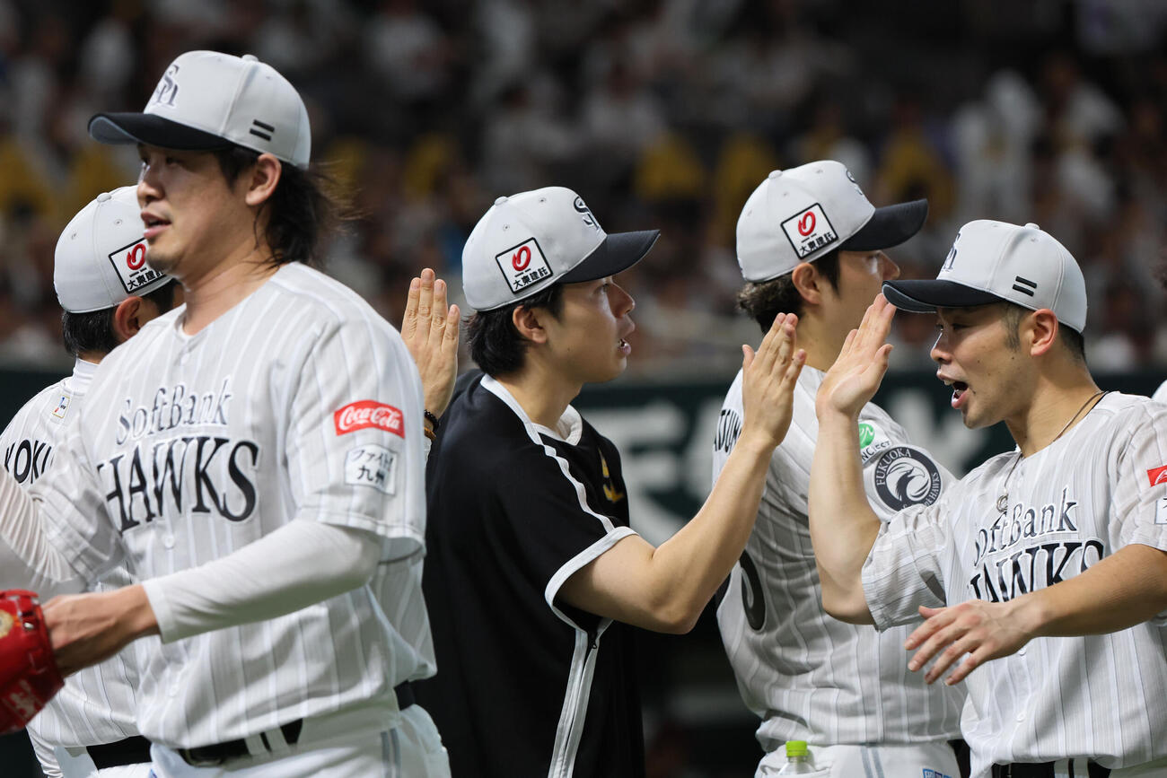 ソフトバンク対楽天　勝利投手となった松本晴はナインを出迎える（撮影・梅根麻紀）