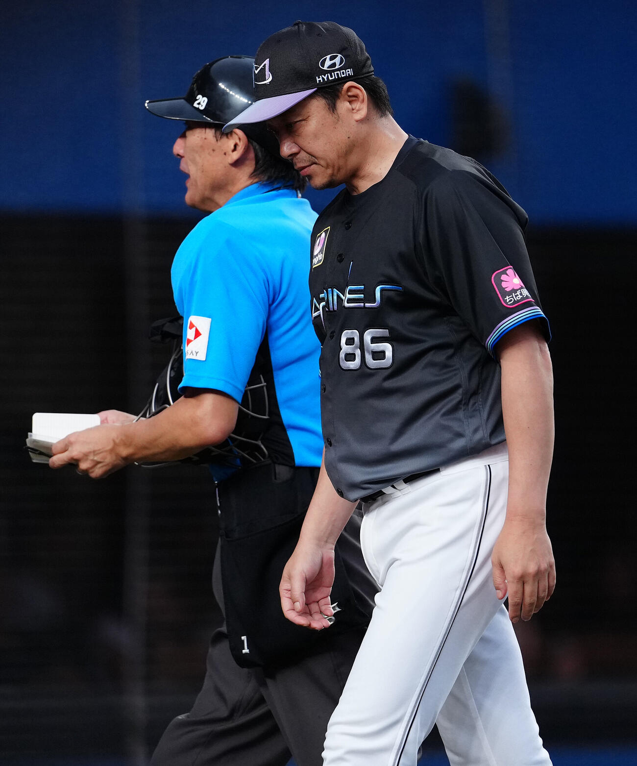 ロッテ対オリックス　6回表、先発小島和哉の降板を告げ、ベンチへ戻るロッテのサブロー監督（撮影・鈴木どり）