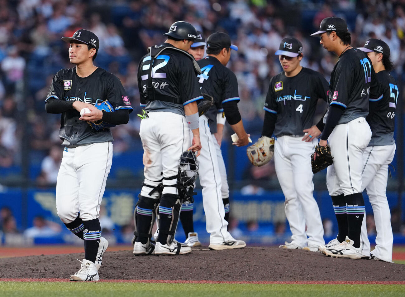 ロッテ対オリックス　6回表、降板するロッテ先発小島和哉（左）（撮影・鈴木どり）