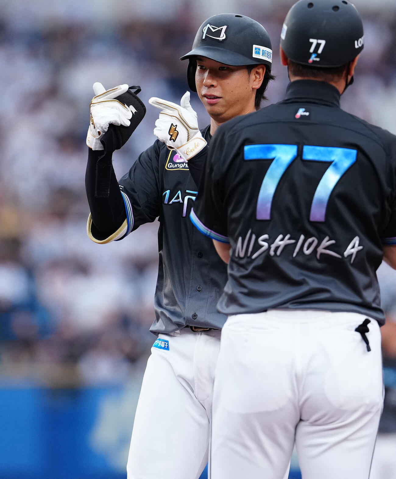 ロッテ対オリックス　2回裏ロッテ無死満塁、2点適時打を放ち、塁上でポーズを取る上田希由翔（撮影・鈴木どり）