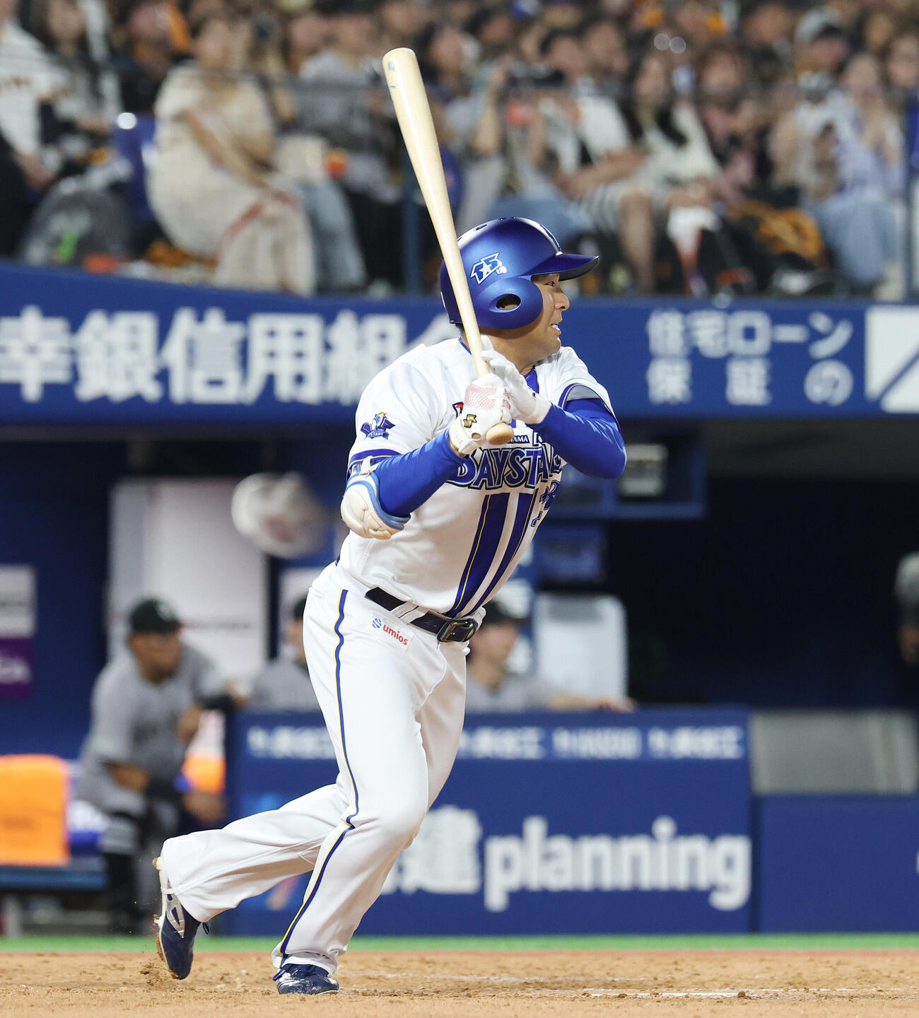 DeNA対巨人　5回裏DeNA2死三塁、適時打を放つ勝又温史（撮影・宮地輝）