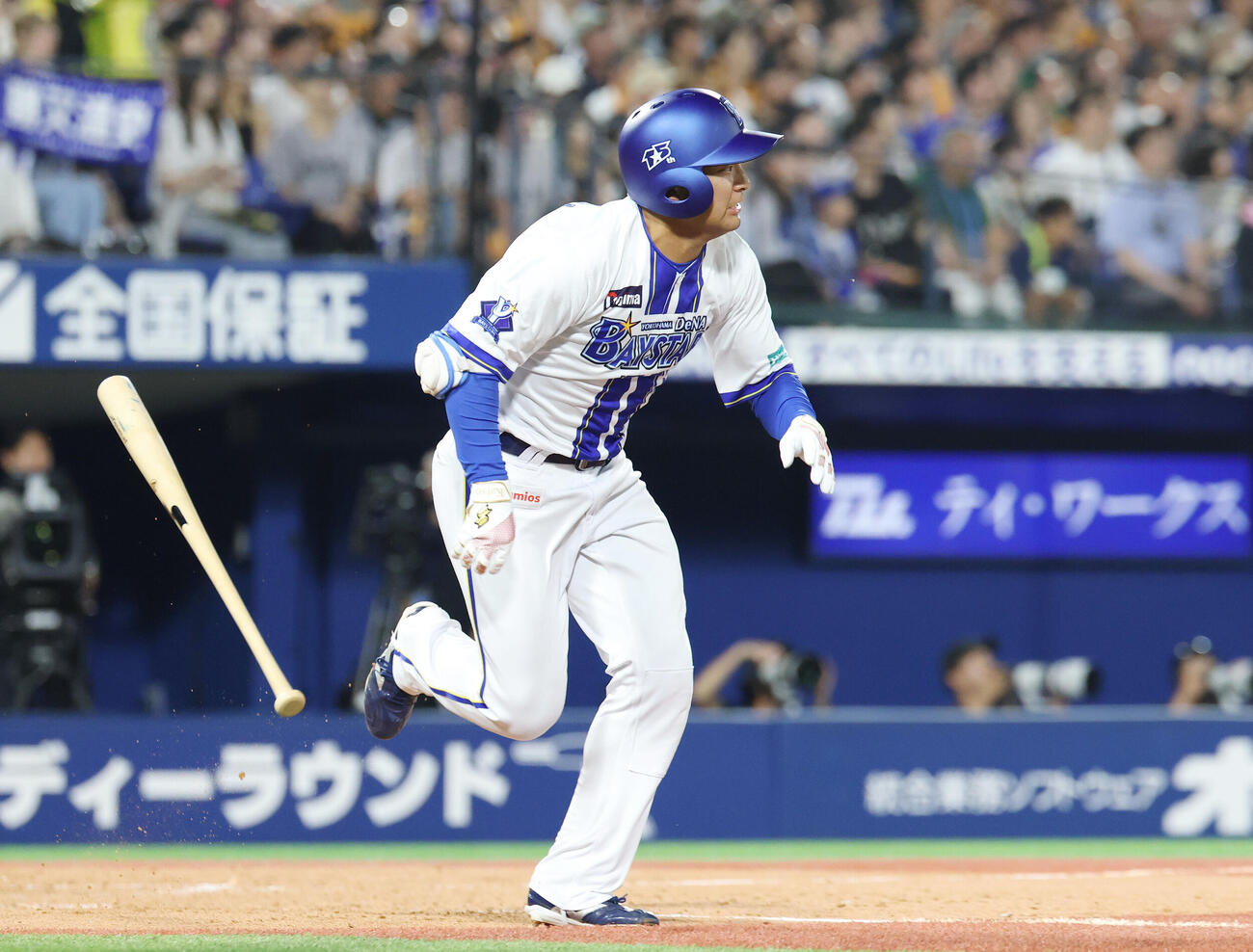 DeNA対巨人　5回裏DeNA2死三塁、適時打を放つ勝又温史（撮影・宮地輝）