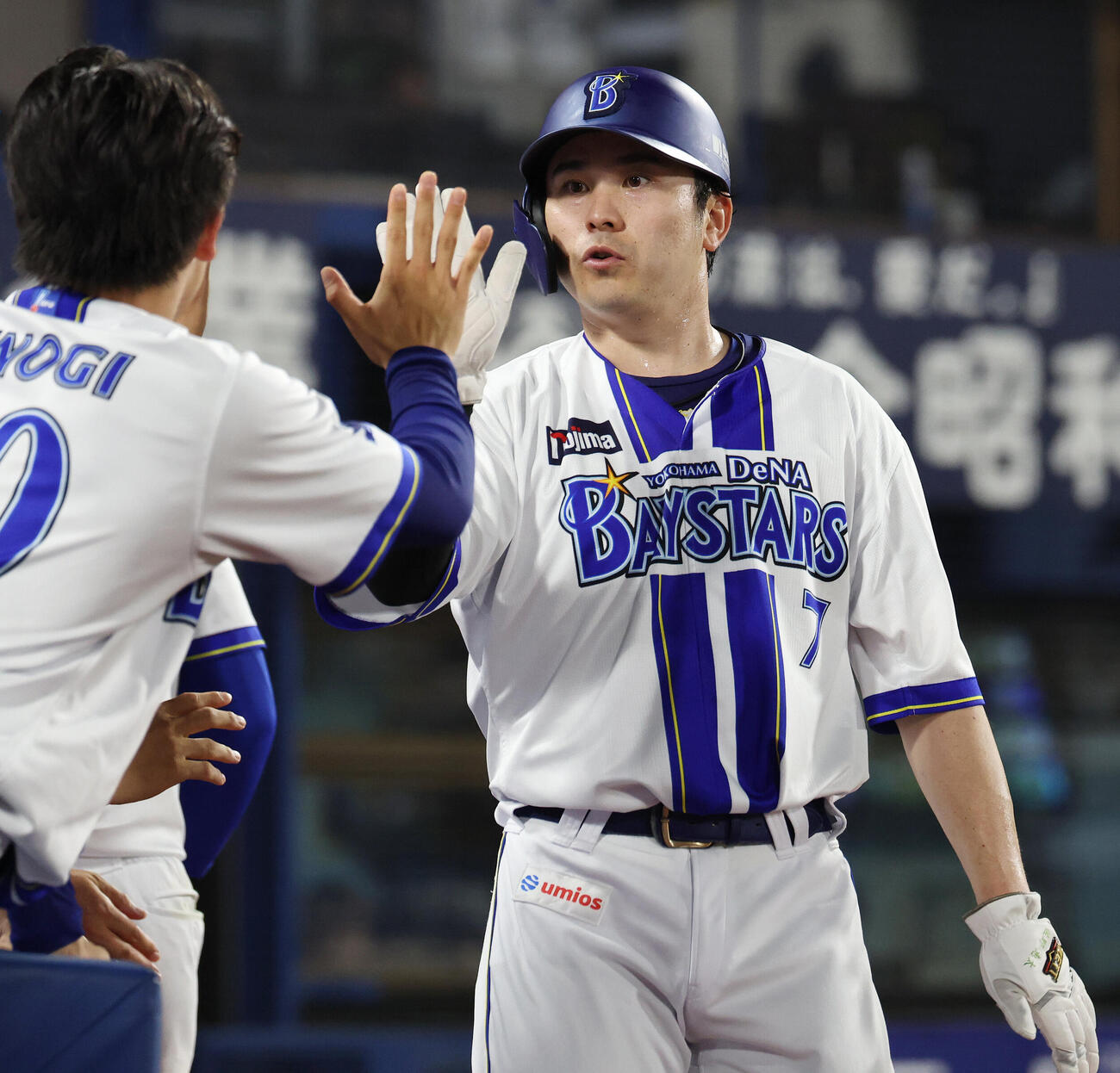 DeNA対巨人　5回裏DeNA2死三塁、勝又温史の適時打で生還しチームメートとタッチを交わす佐野恵太（撮影・宮地輝）