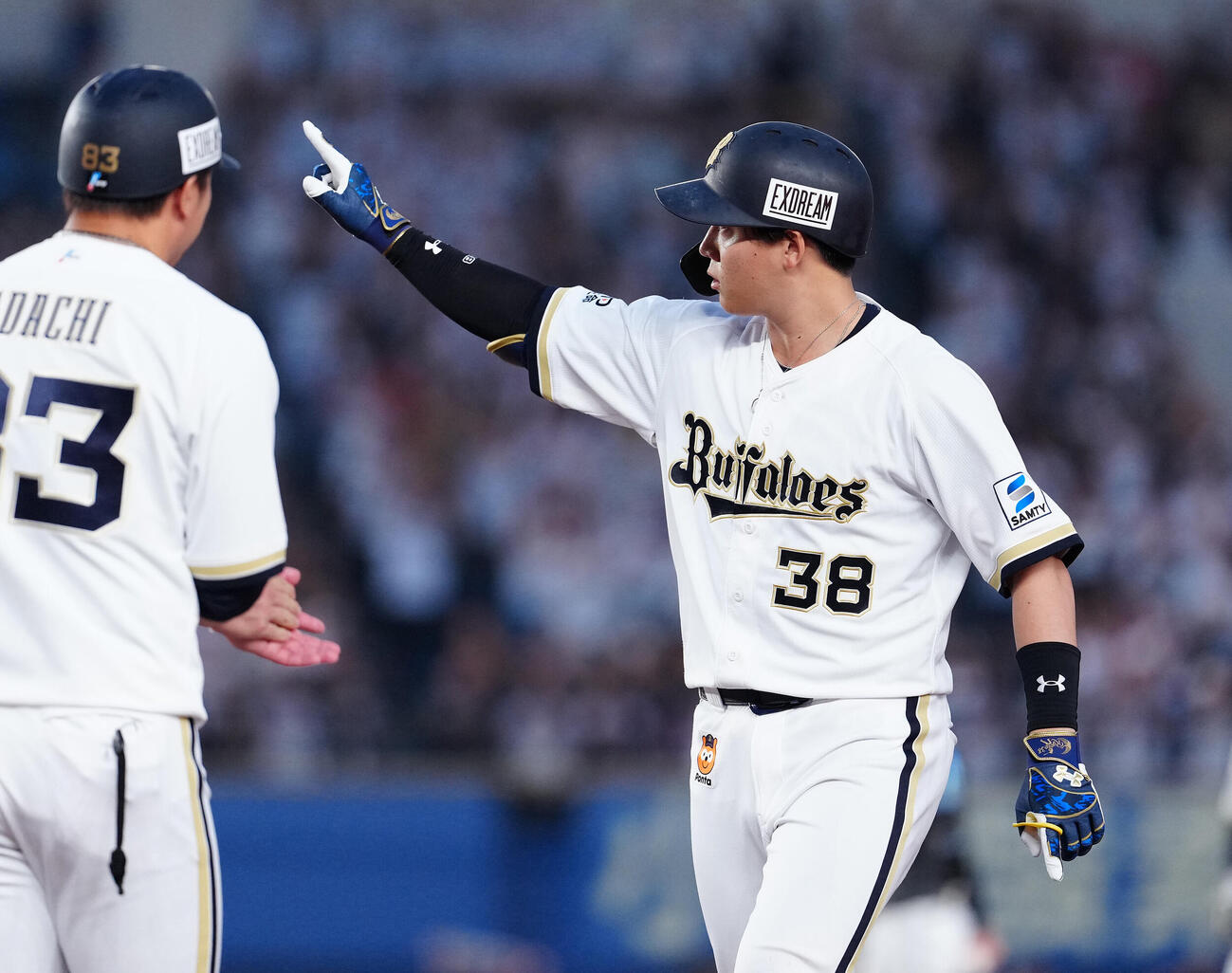 ロッテ対オリックス　6回表オリックス1死一、三塁、適時打を放った来田涼斗は右手を挙げる（撮影・鈴木どり）