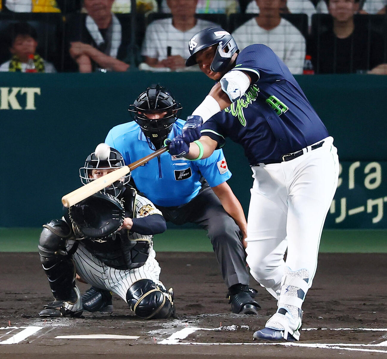阪神対ヤクルト　6回表ヤクルト1死、フェンス直撃の二塁打を放つレアンドロ・セデーニョ（撮影・加藤哉）