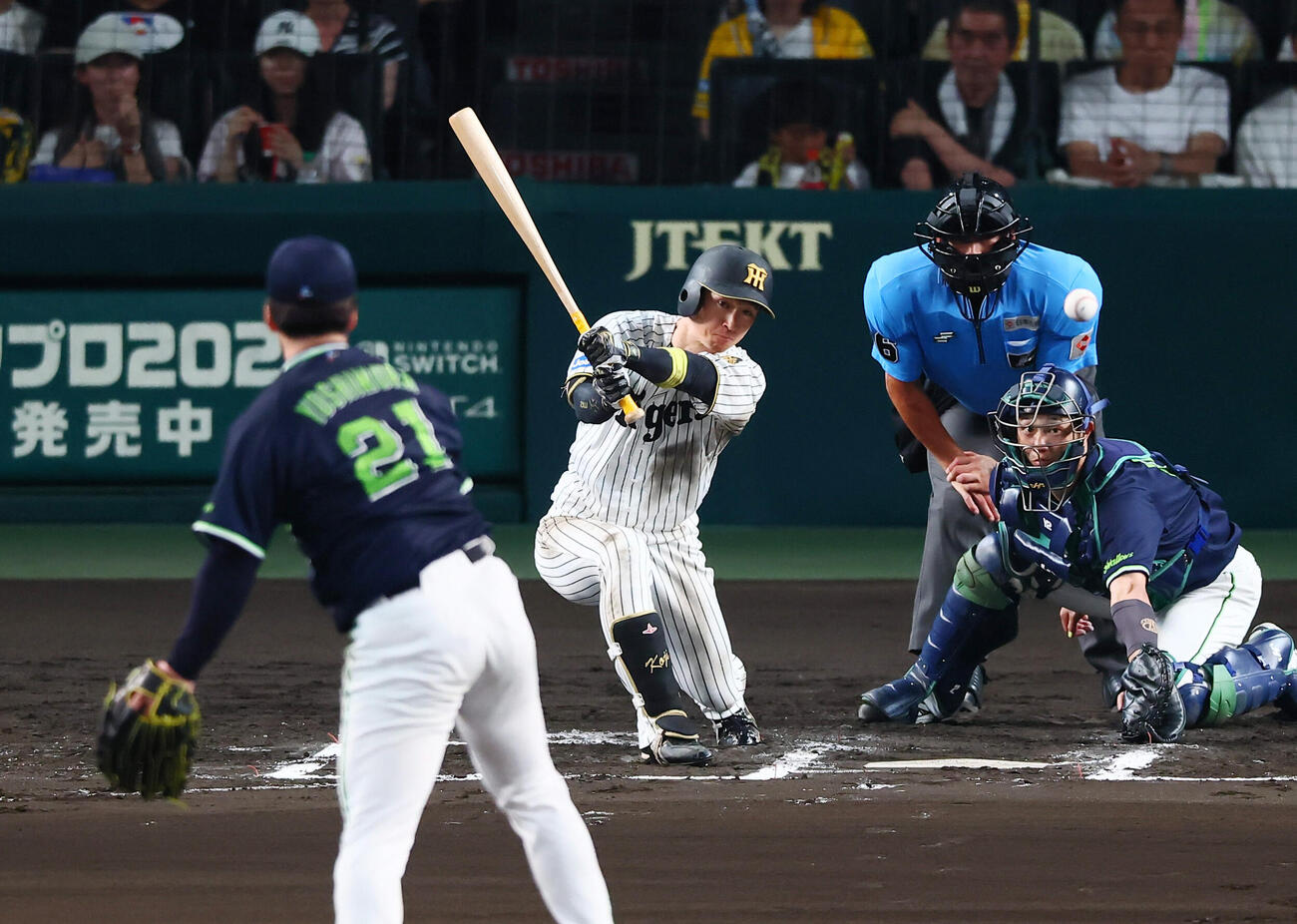 阪神対ヤクルト　6回表ヤクルト1死二塁、二塁打を放ち代走を送られてベンチに戻ったレアンドロ・セデーニョ（右）を迎える池山隆寛監督（撮影・加藤哉）