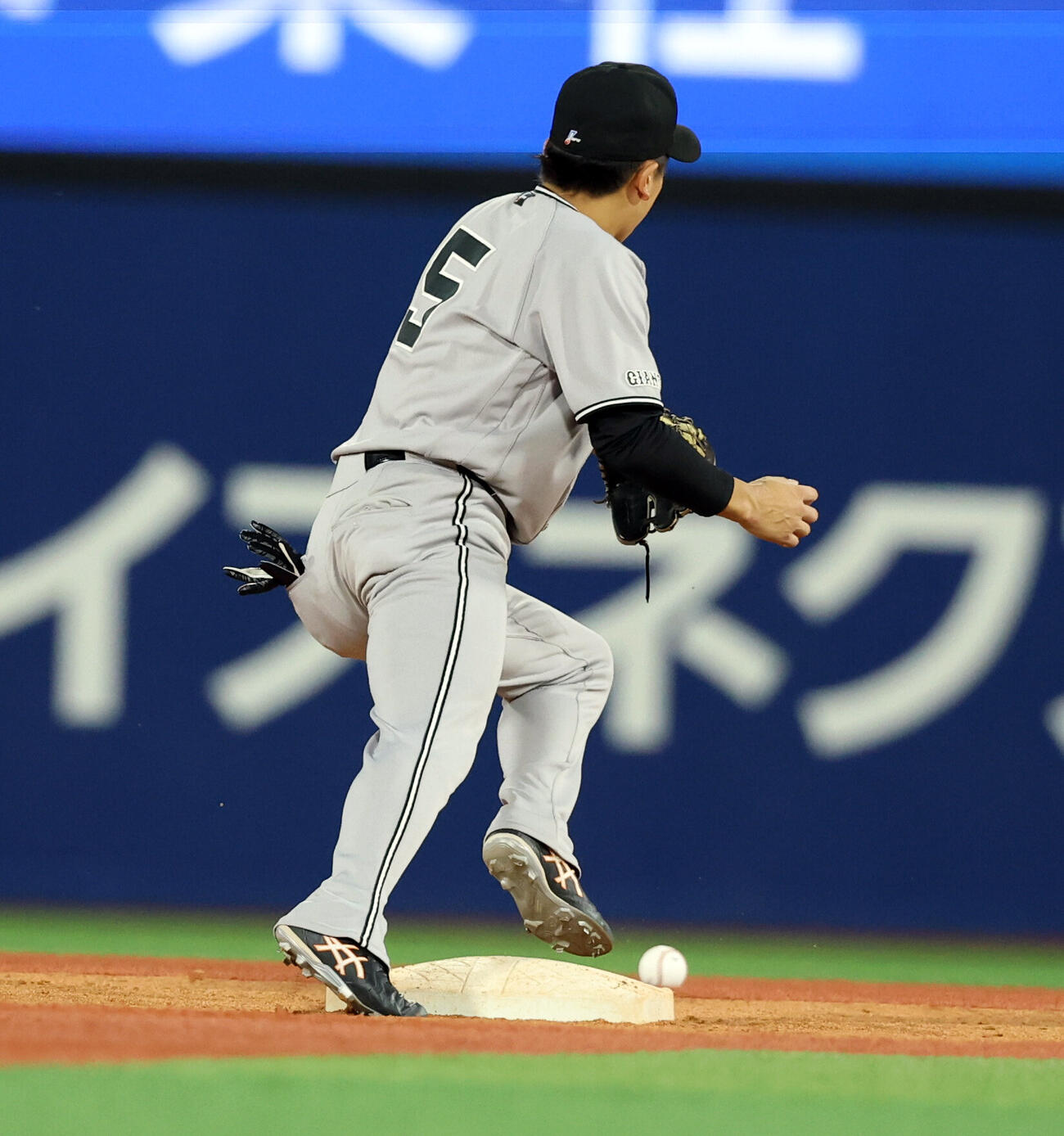 DeNA対巨人　6回裏DeNA1死一塁、宮崎敏郎の打球をファンブルし出塁を許す門脇誠（撮影・浅見桂子）