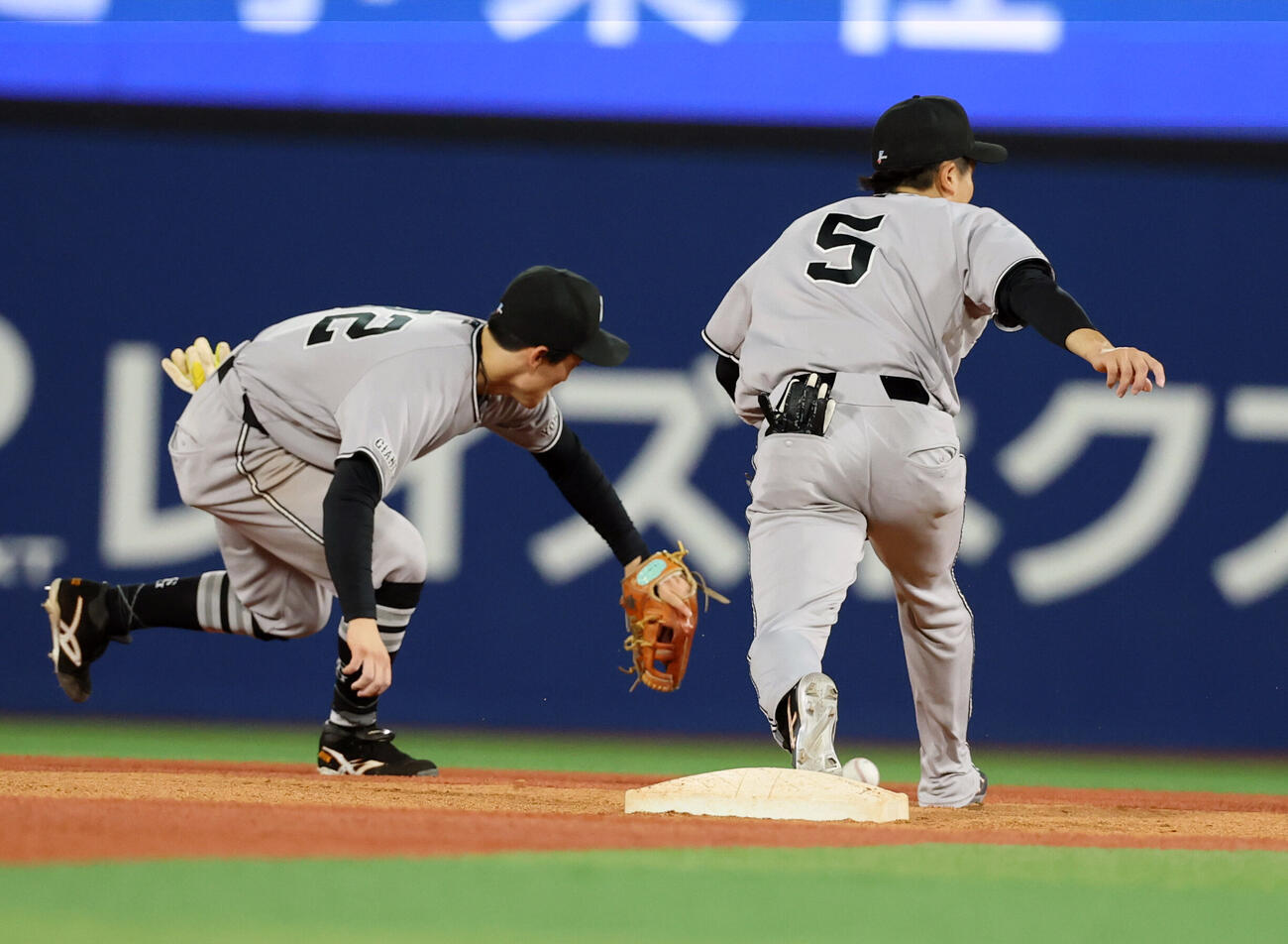 DeNA対巨人　6回裏DeNA1死一塁、宮崎敏郎の打球をファンブルし出塁を許す門脇誠（右）（撮影・浅見桂子）