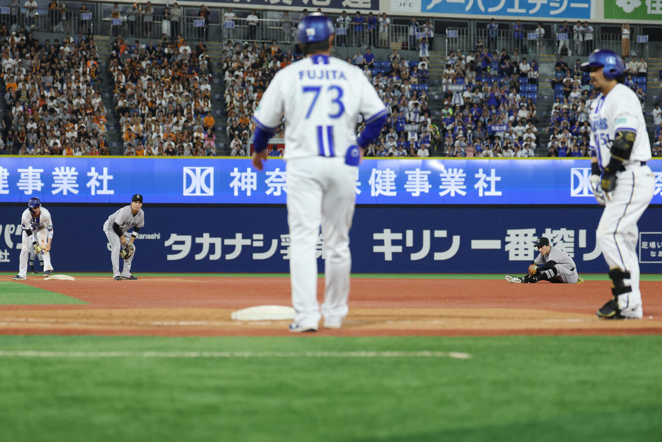 DeNA対巨人　6回裏DeNA1死一塁、門脇誠のファンブルで宮崎敏郎の出塁を許す（撮影・宮地輝）