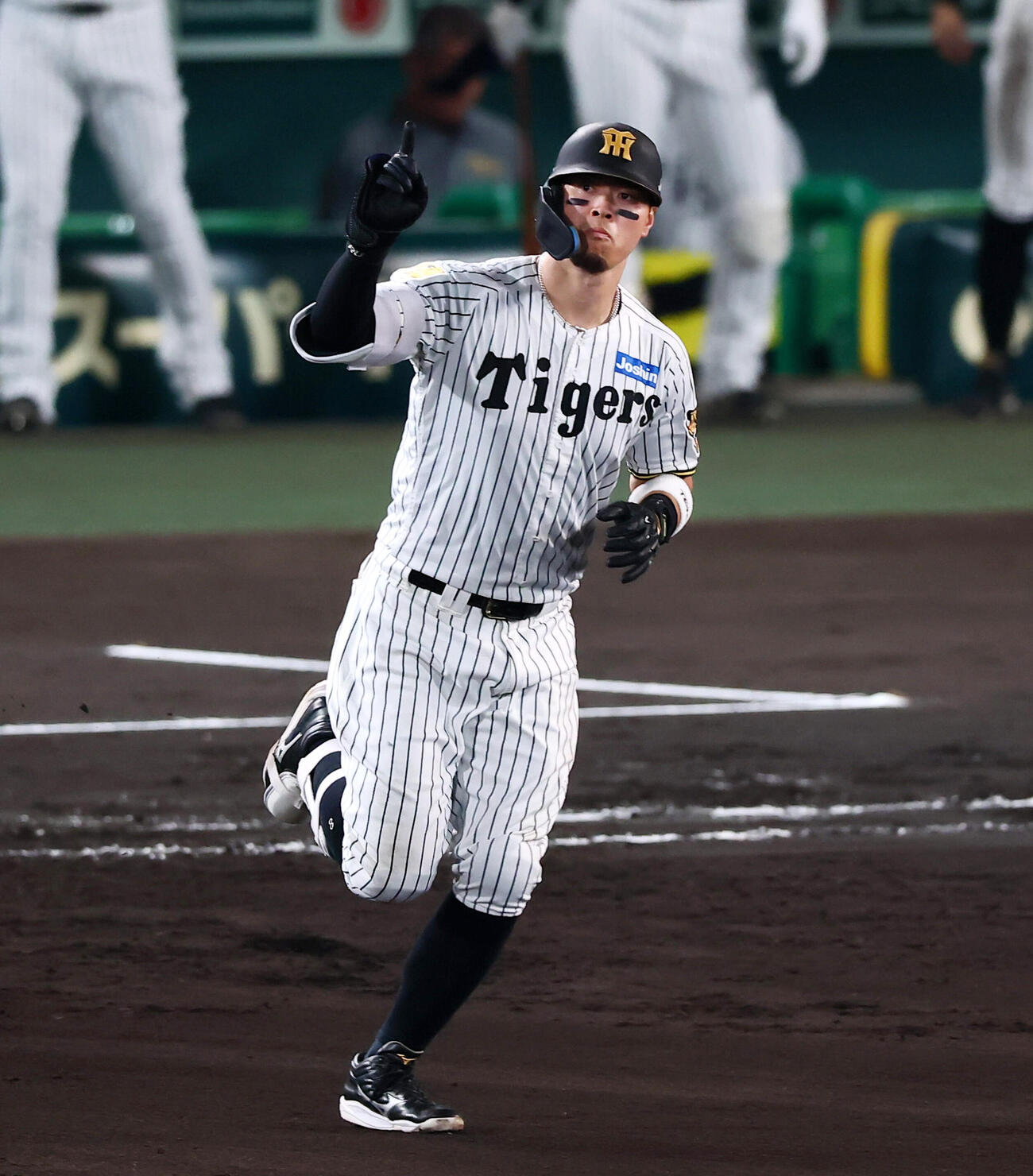 阪神対ヤクルト　7回裏阪神1死一塁、佐藤輝明は中越えに2点本塁打を放ちポーズを決める（撮影・加藤哉）