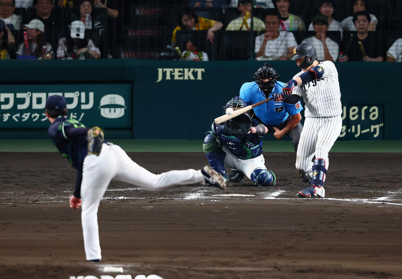 阪神対ヤクルト　7回裏阪神1死、大山悠輔は左中間へ本塁打を放つ。投手吉村貢司郎（撮影・加藤哉）