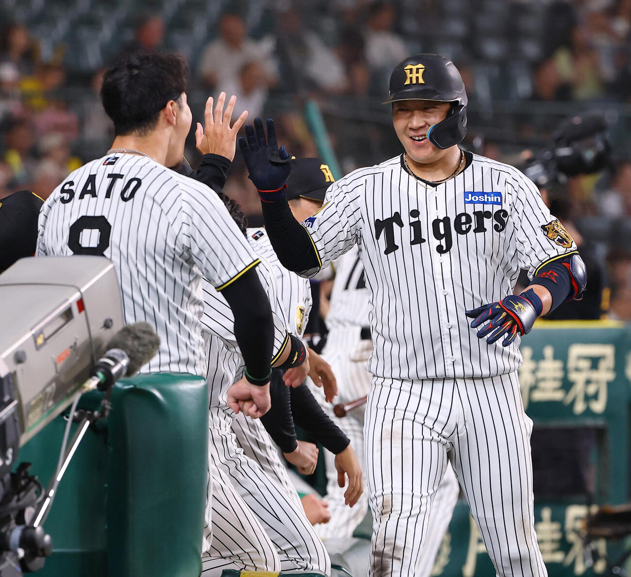 阪神対ヤクルト　7回裏阪神1死、ソロ本塁打を放った大山悠輔はポーズを決めた佐藤輝明の出迎えに笑顔を見せる（撮影・上田博志）