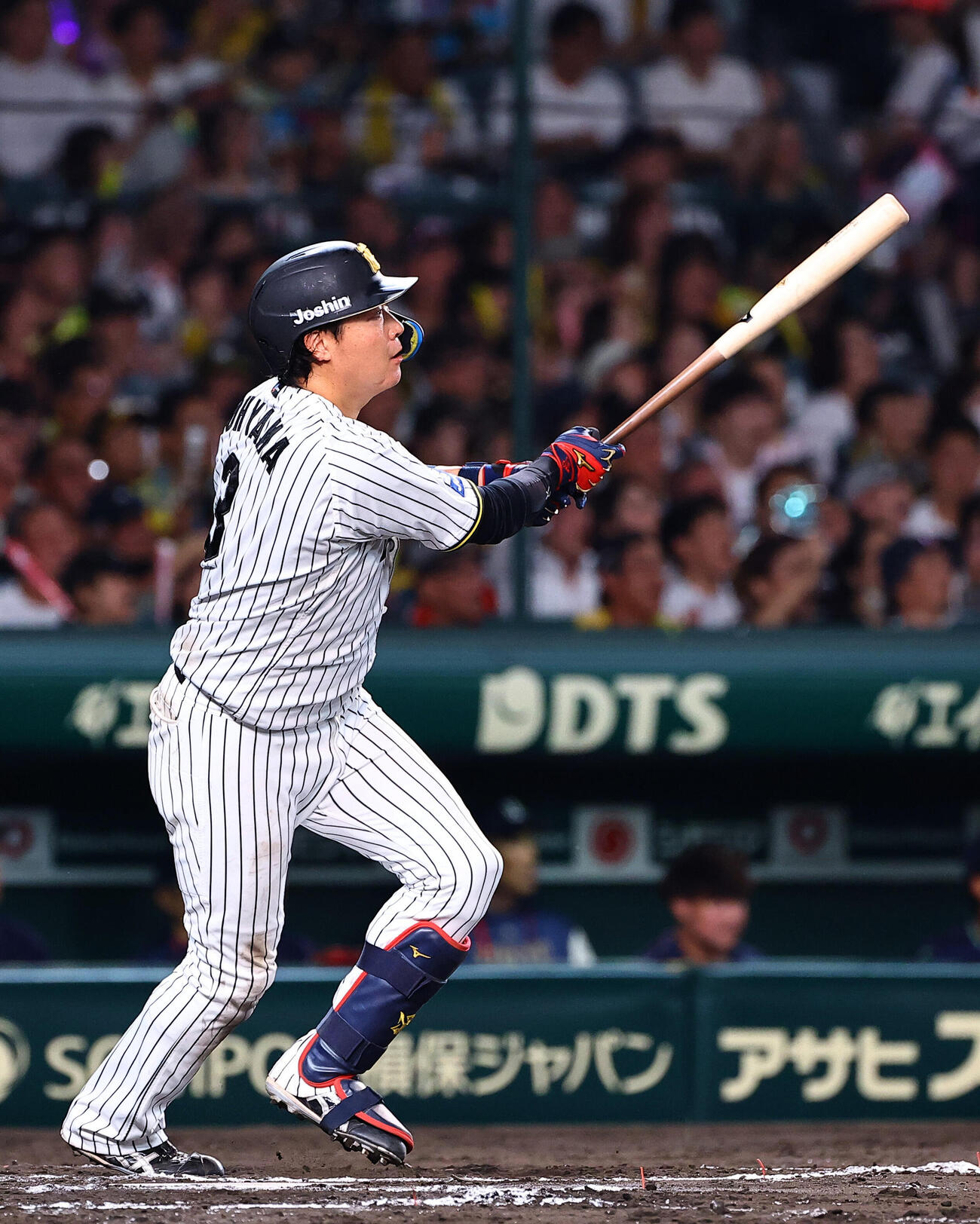 阪神対ヤクルト　7回裏阪神1死、大山悠輔は左中間に本塁打を放つ（撮影・上田博志）