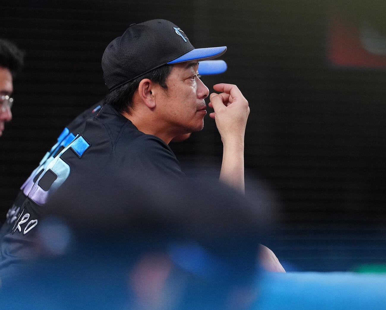 ロッテ対オリックス　ベンチで浮かない表情のロッテ・サブロー監督（撮影・鈴木どり）
