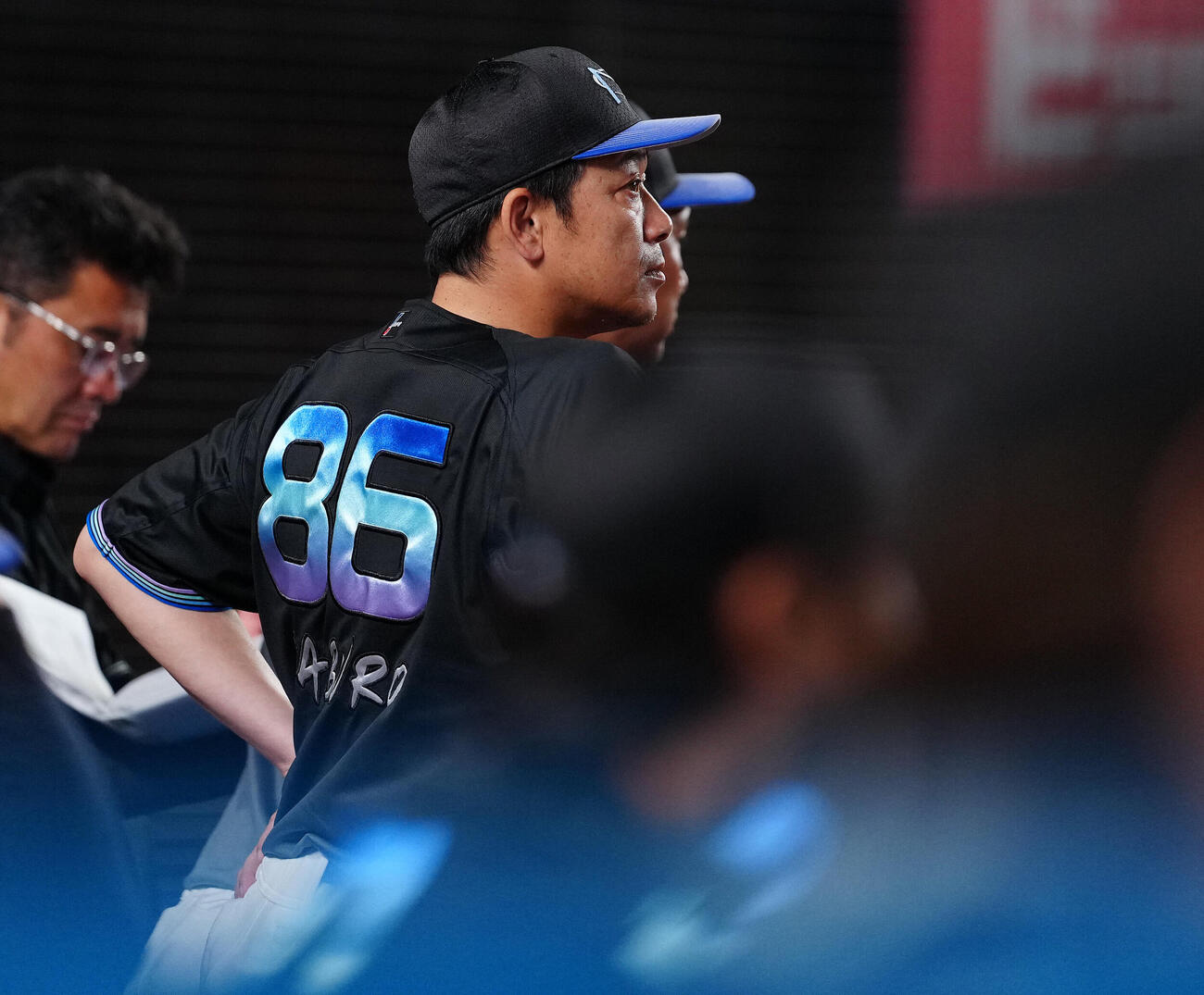 ロッテ対オリックス　9回裏、ベンチから試合を見るロッテのサブロー監督（撮影・鈴木どり）