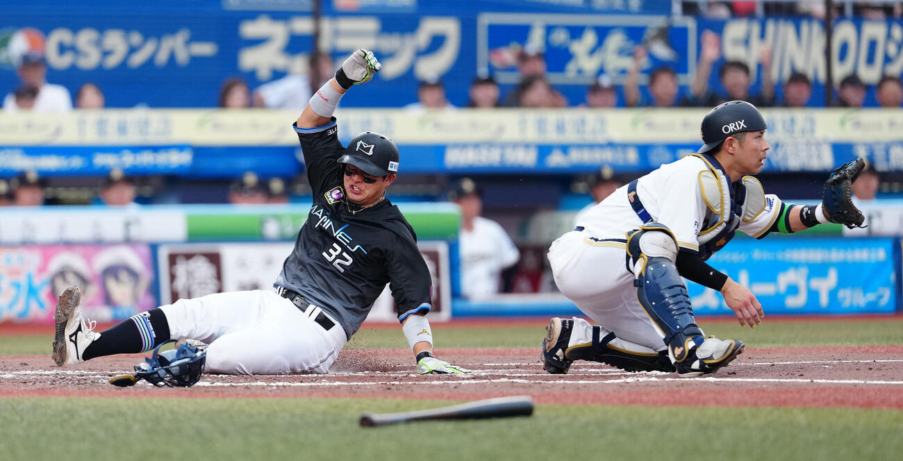 ロッテ対オリックス　2回裏ロッテ無死満塁、上田希由翔の2点適時打で生還する二塁走者佐藤都志也。捕手若月健矢（撮影・鈴木どり）