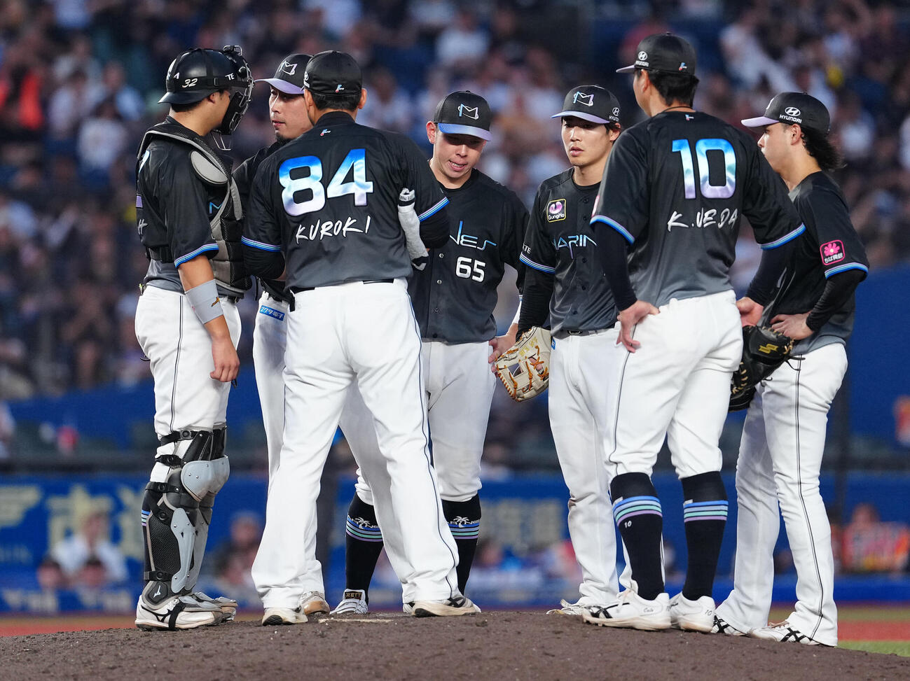 ロッテ対オリックス　6回表、マウンドの八木彬（左から2人目）のもとに集まるロッテナイン（撮影・鈴木どり）