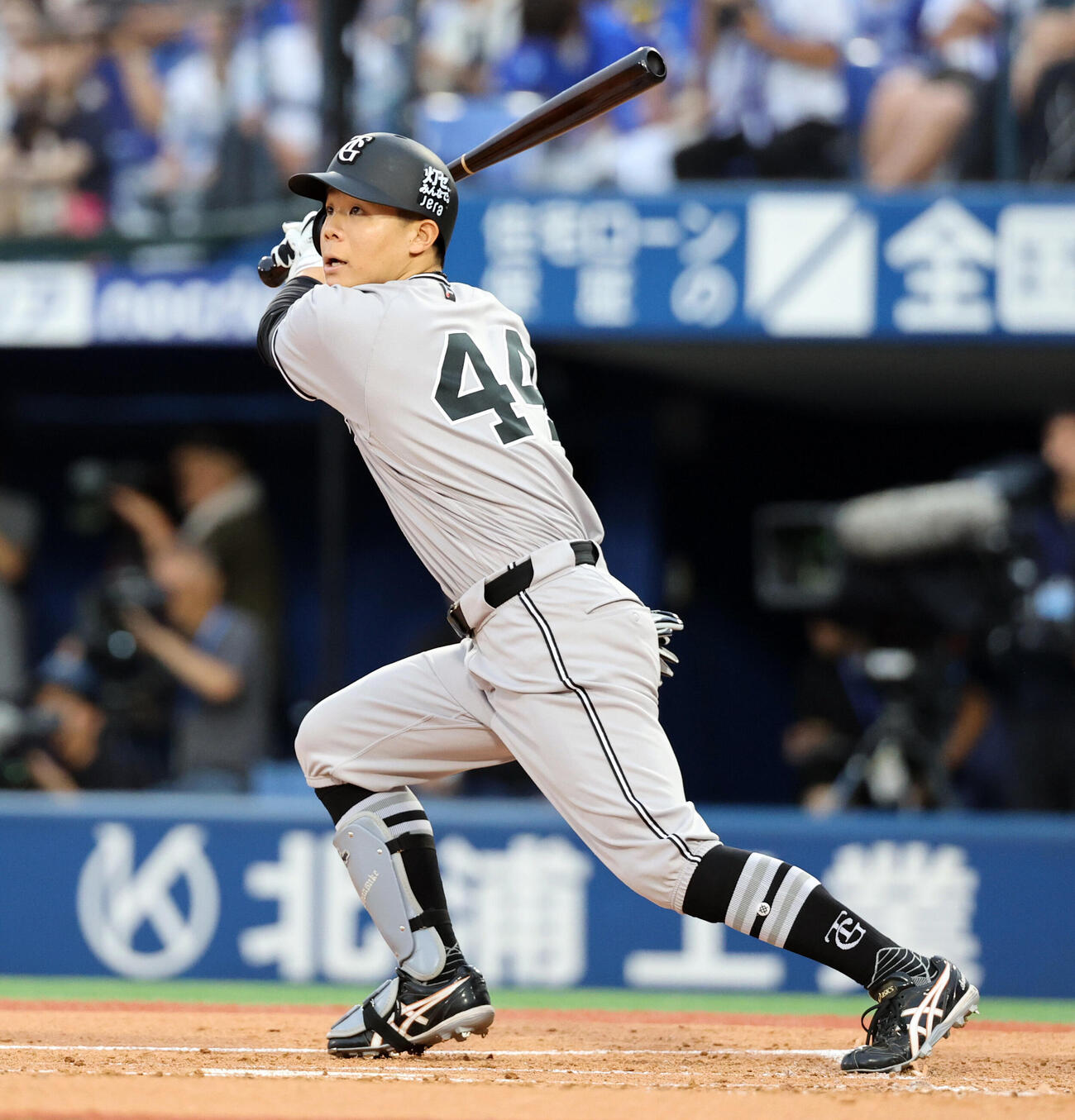 DeNA対巨人　1回表巨人2死満塁、佐々木俊輔は満塁本塁打をを放つ（撮影・浅見桂子）