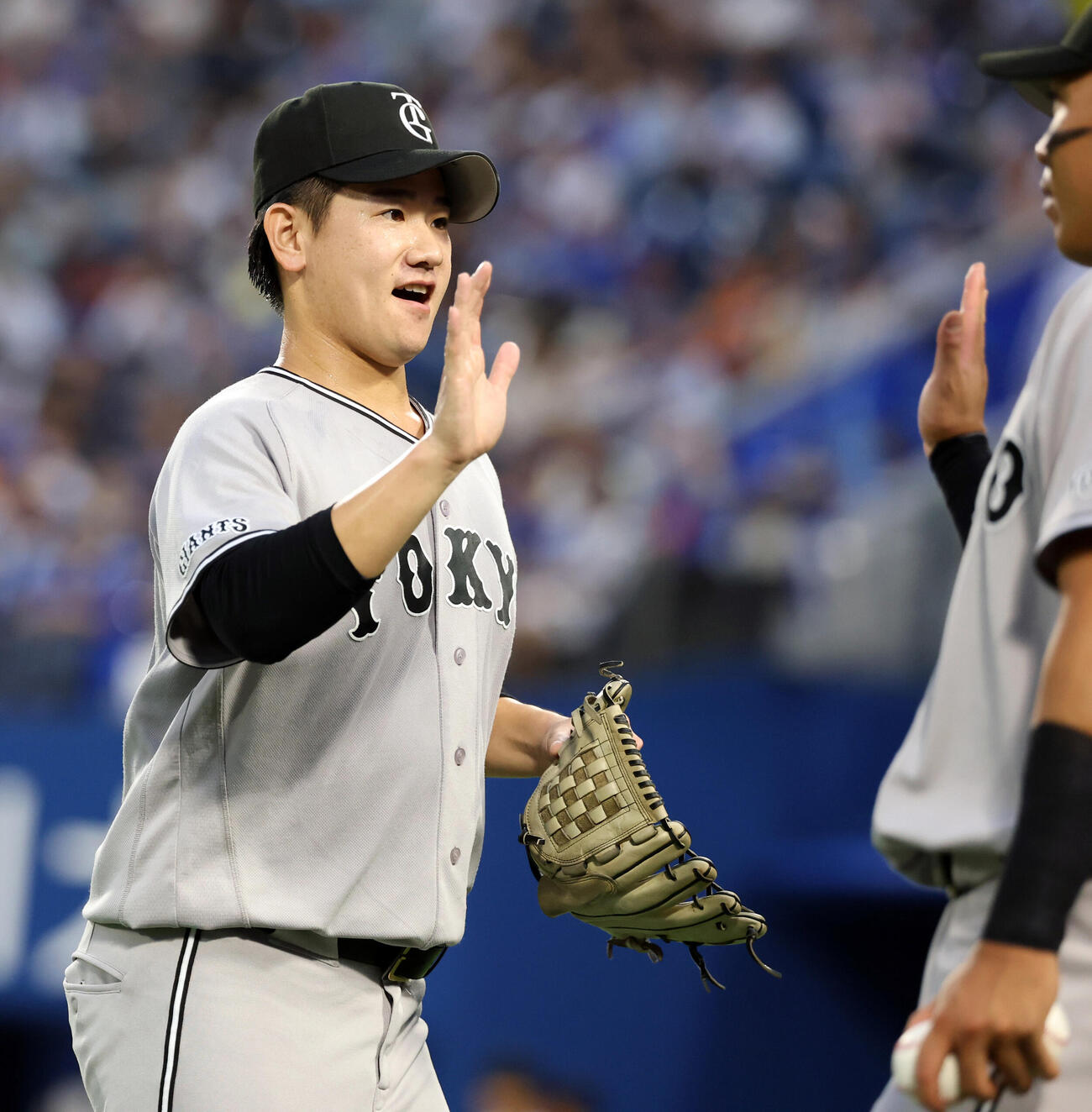 DeNA対巨人　2回裏DeNAの攻撃を抑え、ナインとハイタッチする井上温大（撮影・浅見桂子）