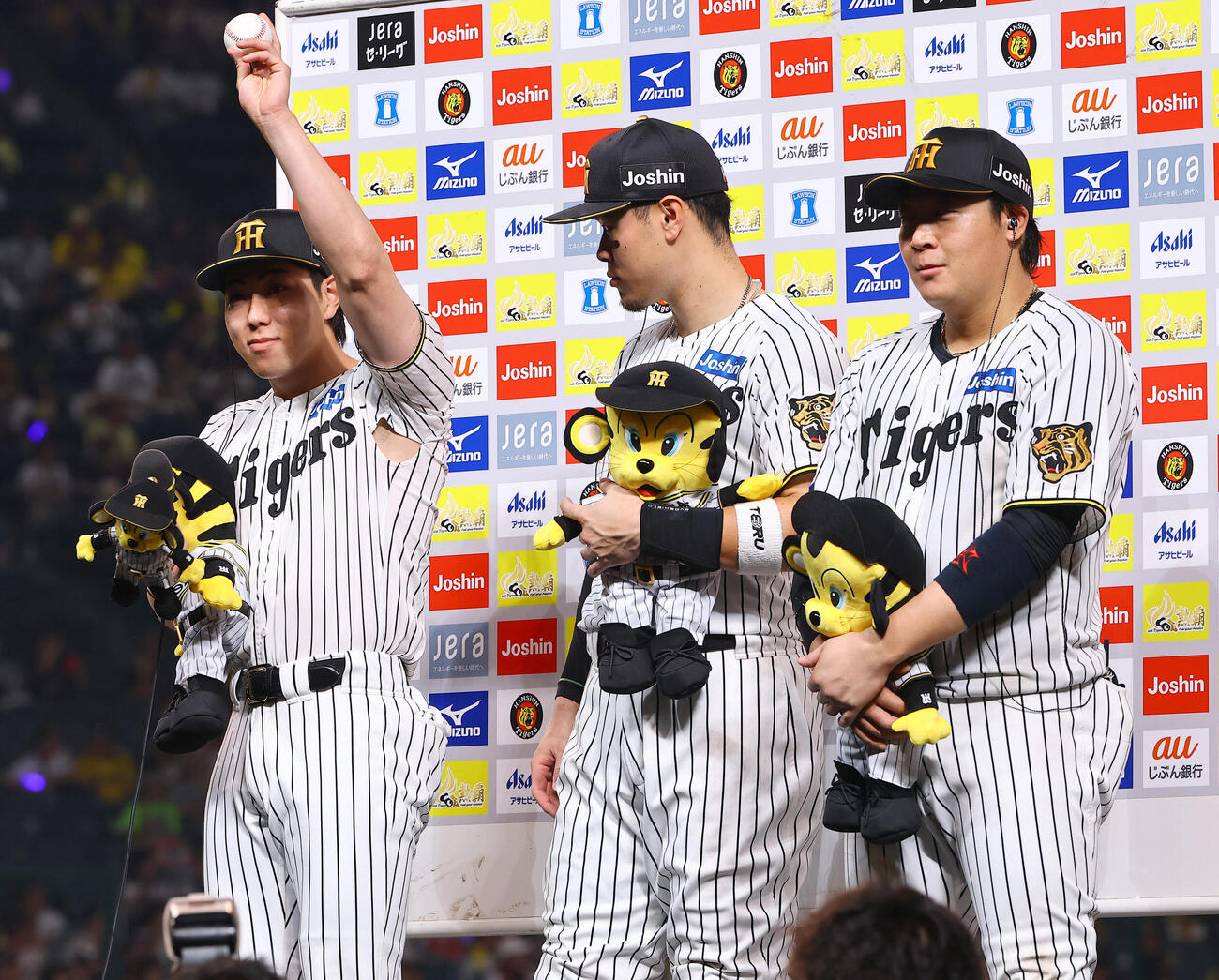 阪神対ヤクルト　ヒーローインタビューで勝利球を披露する工藤泰成（左）。中央から佐藤輝明と大山悠輔（撮影・上田博志）