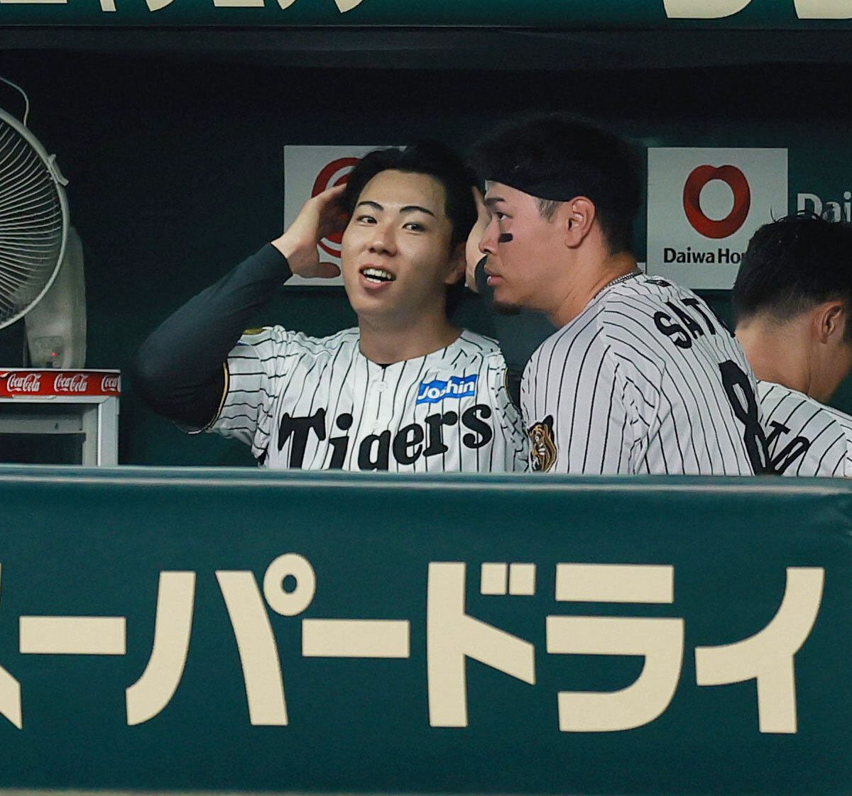阪神対ヤクルト　7回裏阪神1死一塁、佐藤輝明（手前）が2点本塁打を放ち笑顔を見せる工藤泰成（撮影・上山淳一）