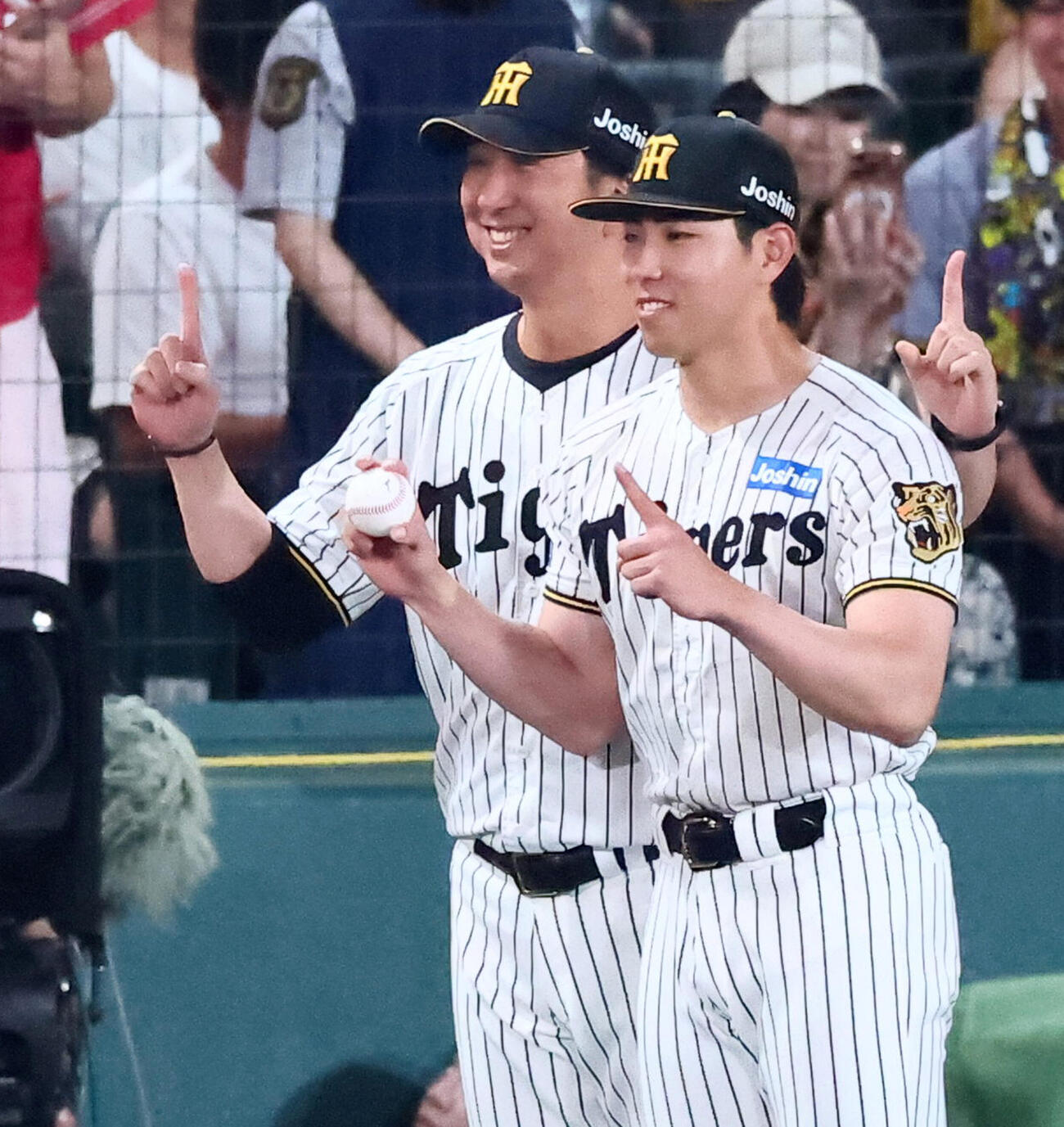 阪神対ヤクルト　プロ初勝利を挙げた工藤泰成（右）と記念写真に納まる阪神藤川球児監督（撮影・加藤哉）