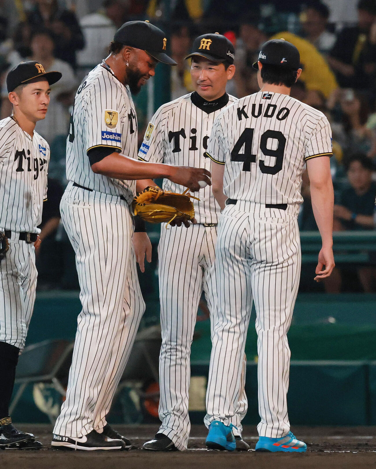 阪神対ヤクルト　初勝利を挙げた阪神工藤泰成（右）はラファエル・ドリスからウイニングボールを受け取る（撮影・上山淳一）