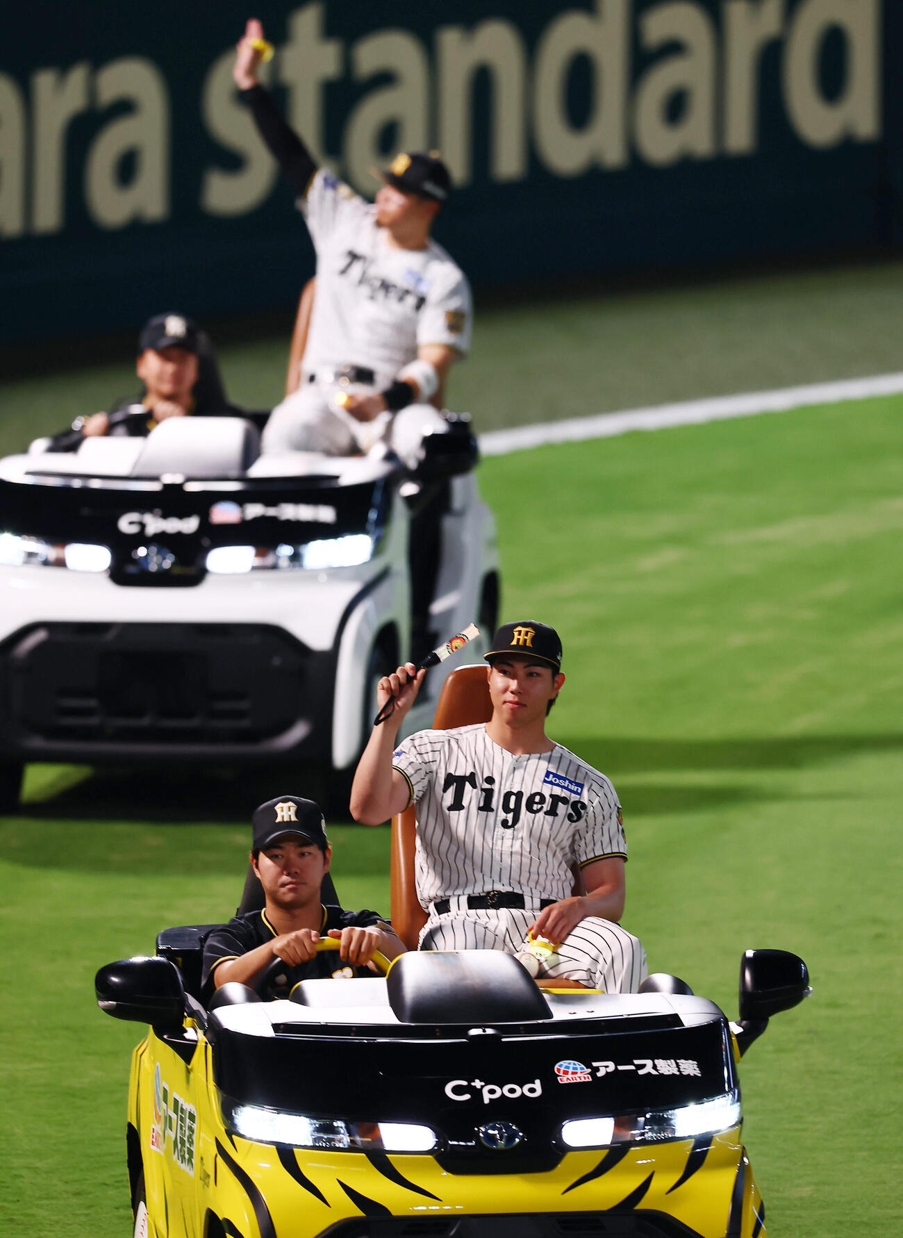 阪神対ヤクルト　ヒーローインタビューを終えリリーフカーに乗って場内1周する阪神工藤泰成。後方は佐藤輝明（撮影・加藤哉）