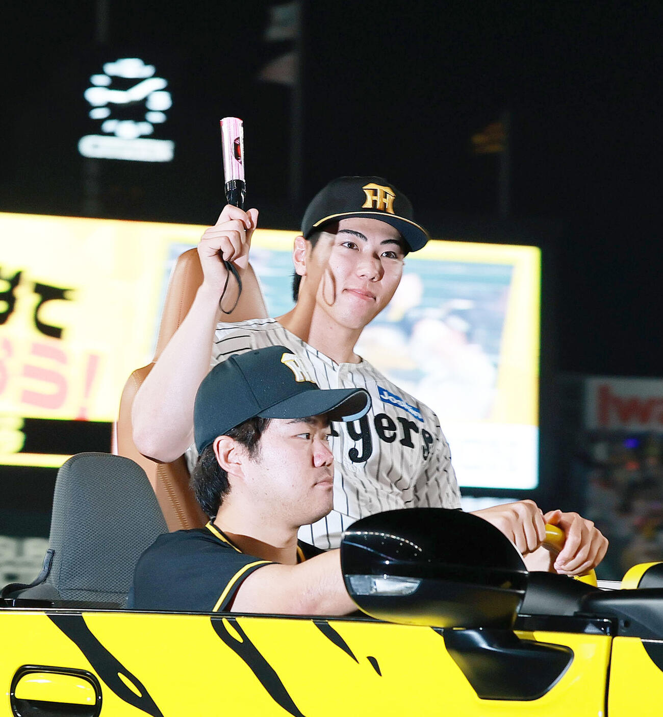 阪神対ヤクルト　ファンの声援に応えるヒーローの阪神工藤泰成（撮影・上山淳一）