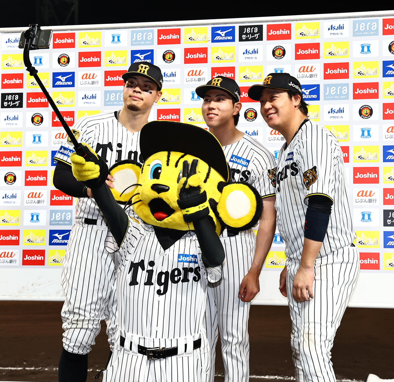 阪神対ヤクルト　トラッキーと記念撮影をする左から佐藤輝明、工藤泰成、大山悠輔（撮影・上田博志）