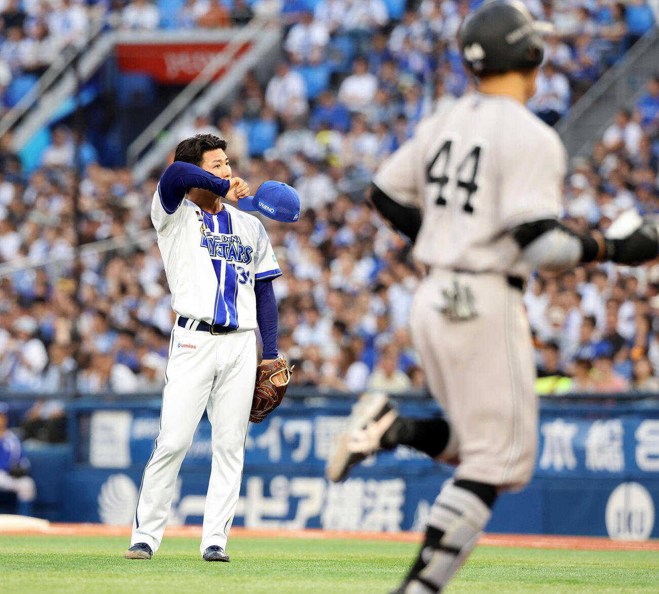 DeNA対巨人　1回表巨人2死満塁、佐々木俊輔（手前）に満塁本塁打を許し汗をぬぐう篠木健太郎（撮影・浅見桂子）